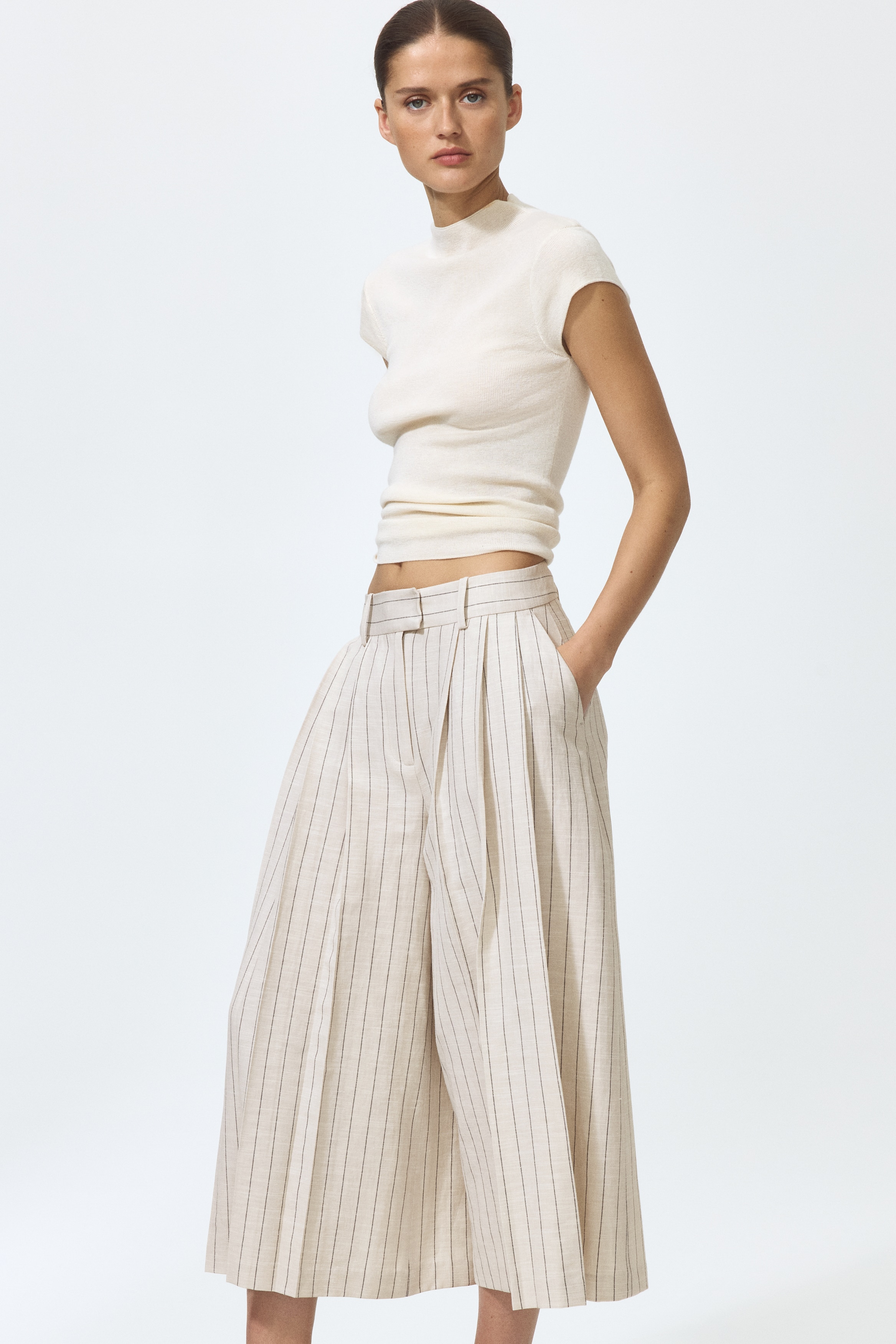 Szerokie spodnie culottes z plisamiModel