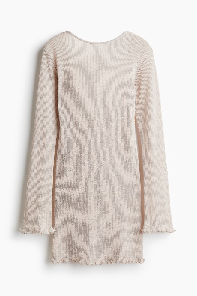 Takaa syvään uurrettu neulemekko - Beige - 1