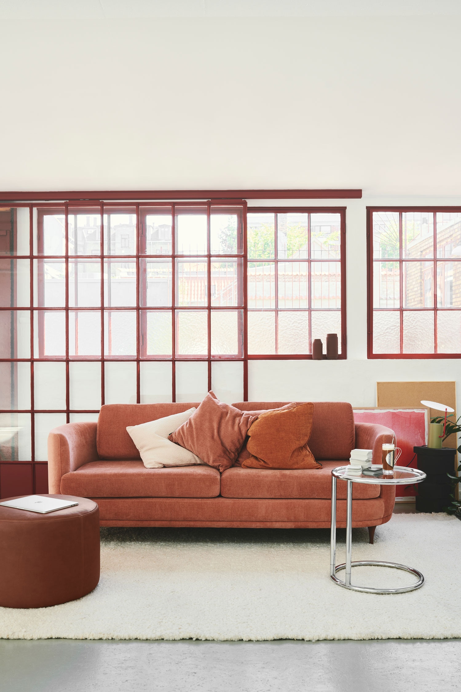 Das Sofa Elinor ist nach vorne ausgerichtet und prÃ¤sentiert eine geschwungene Retro-Silhouette, bezogen mit einem weichen, goldrosa Chenille-Stoff. Es verfÃ¼gt Ã¼ber zwei weiche Sitzkissen, zwei RÃ¼ckenkissen und abgerundete Armlehnen, die alle von schlanken, dunkel gebeizten, konisch zulaufenden Beinen getragen werden.