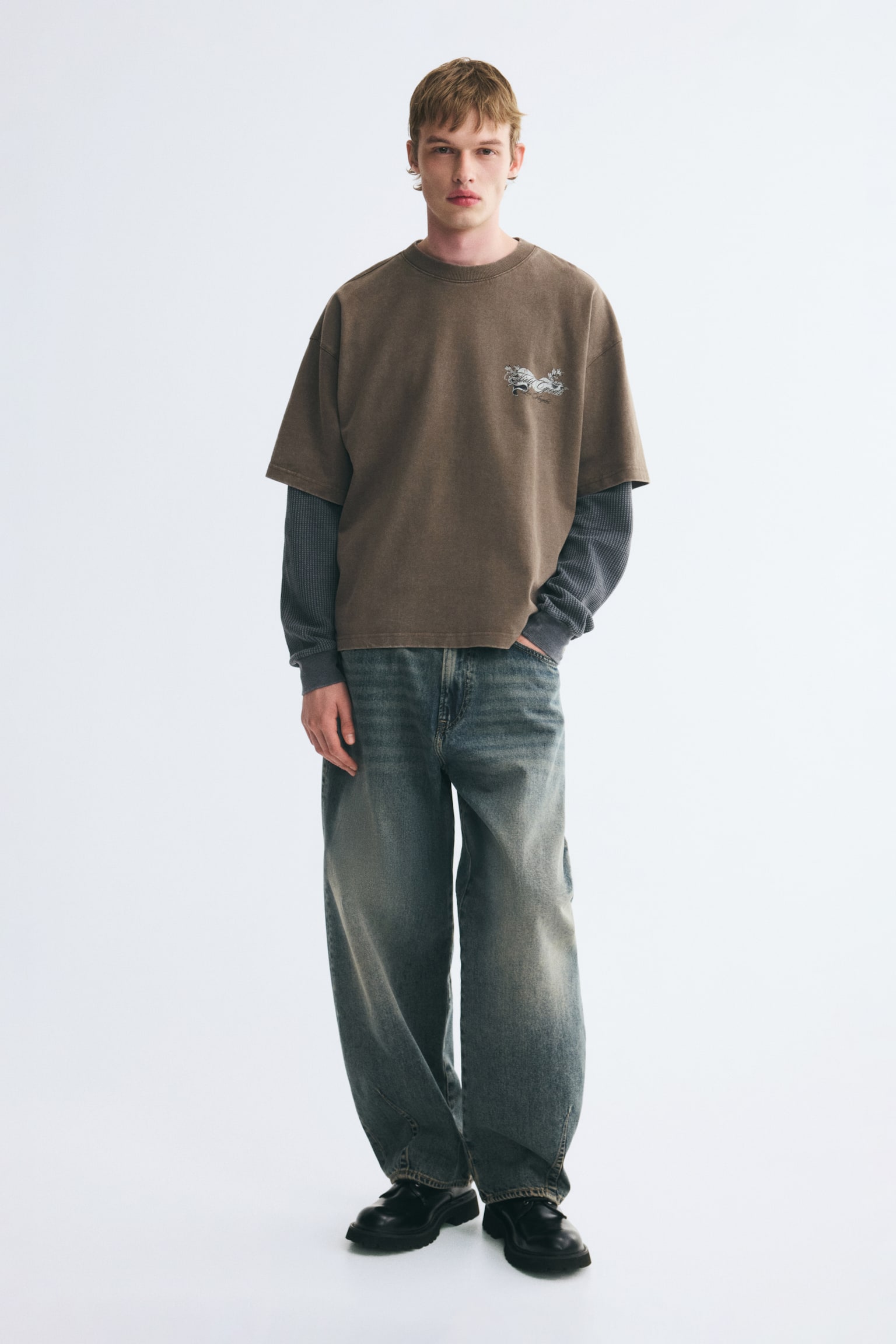 Мужская футболка H&M Oversized Boxy Printed Cotton, цвет: Тёмный серо-коричневый — фото 3