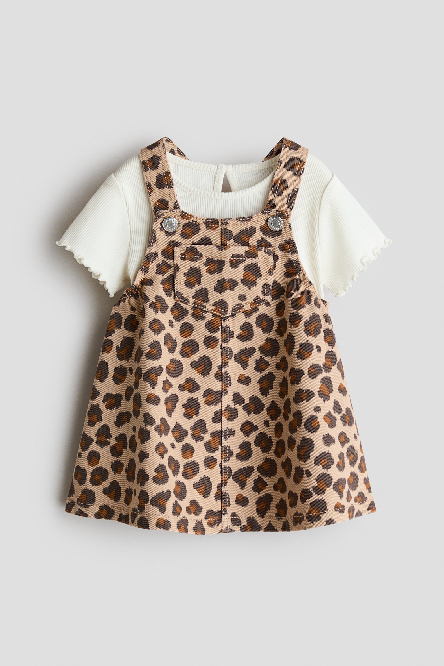 Set 2 pezzi abito a salopette e top - Beige/leopardato/Verde kaki chiaro/fiori/Beige chiaro/ciliegie