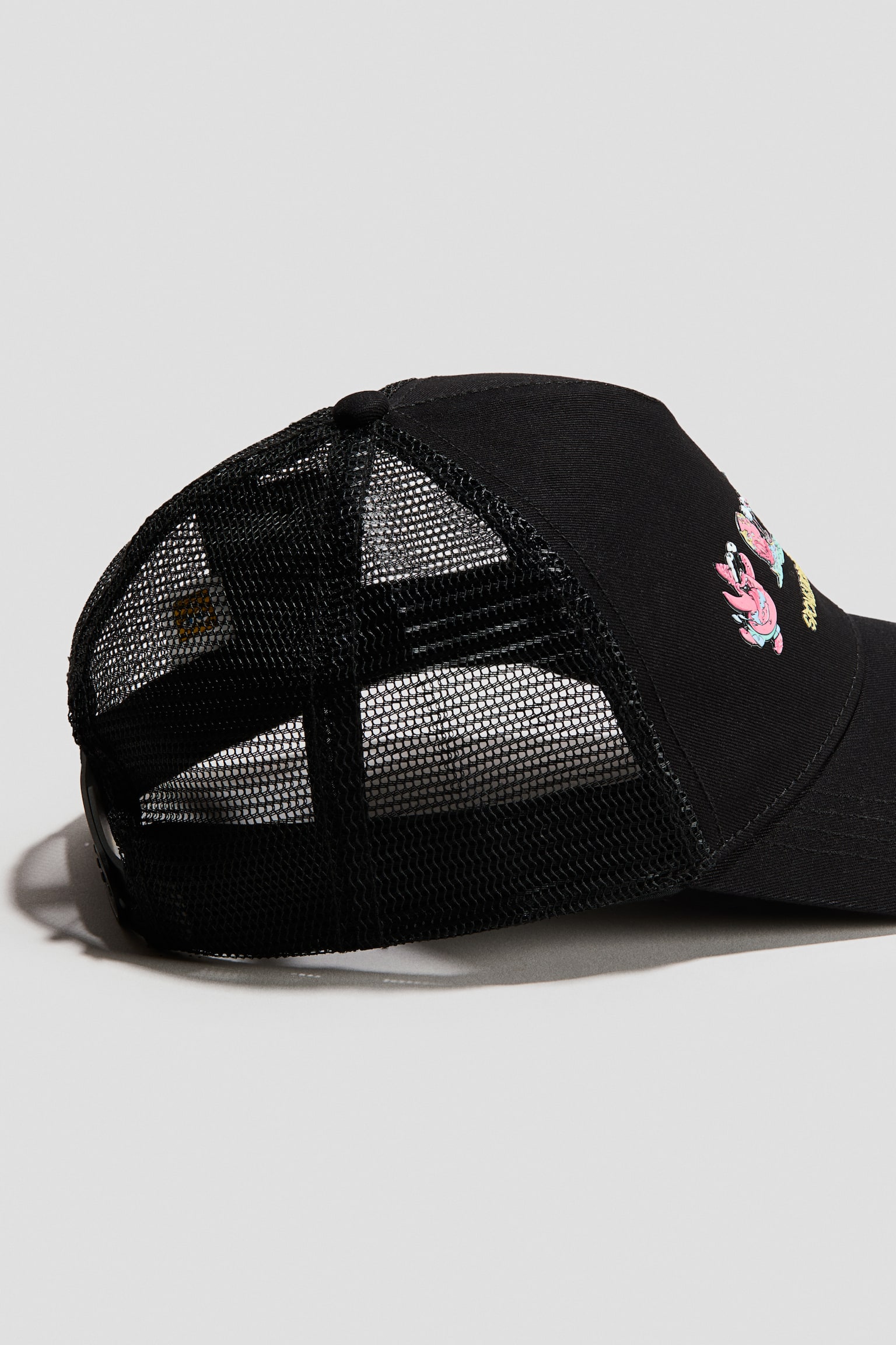 כובע מצחייה עם רשת ומוטיב - שחור/בובספוג - 2