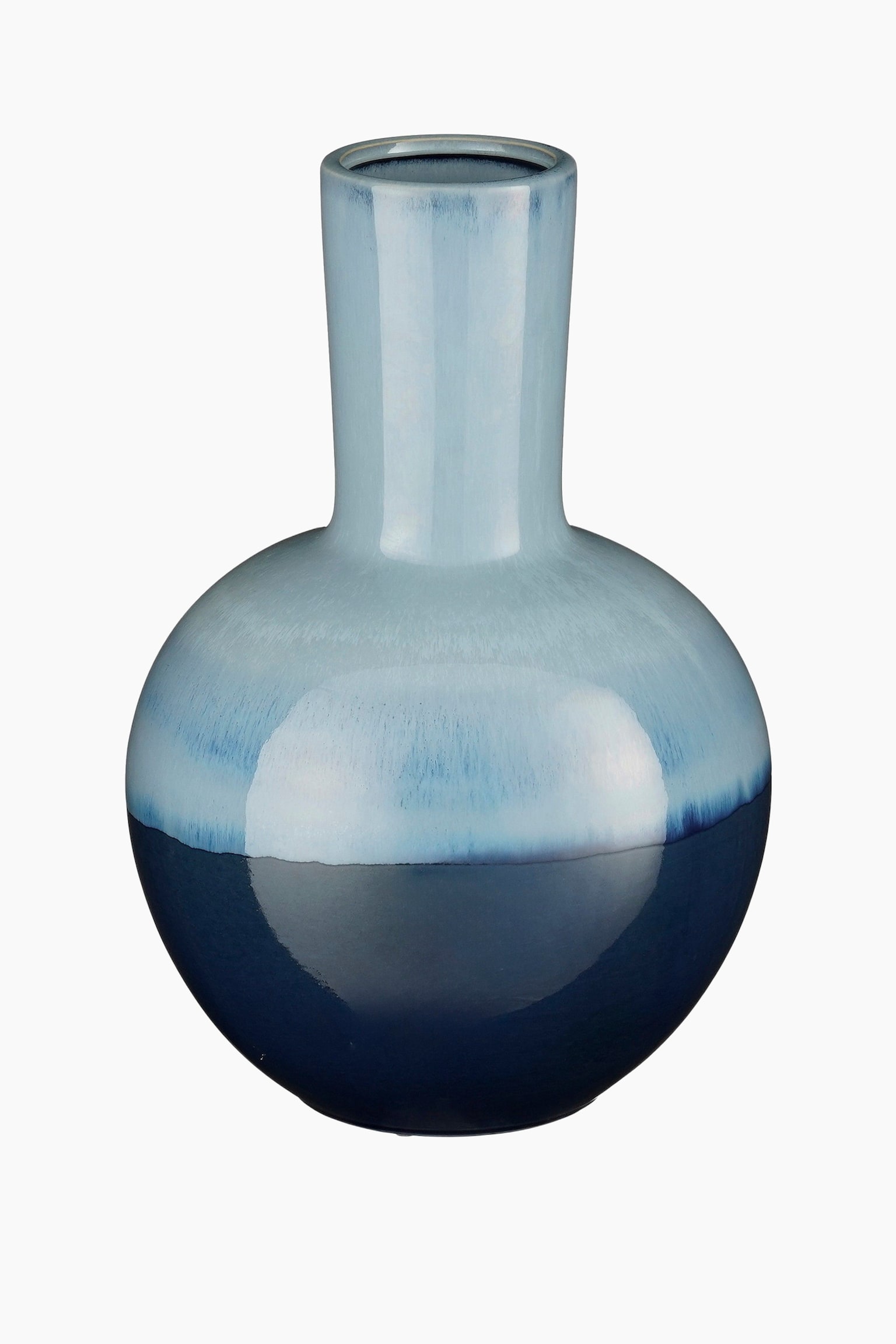 Een vaas wordt getoond die recht naar voren is gericht, met een bolvormig lichaam dat versmalt naar een slanke hals met een subtiele rand. Het vertoont een glanzende, ombré glazuur, die overgaat van een donker marineblauw aan de basis naar een licht hemelsblauw aan de bovenkant.