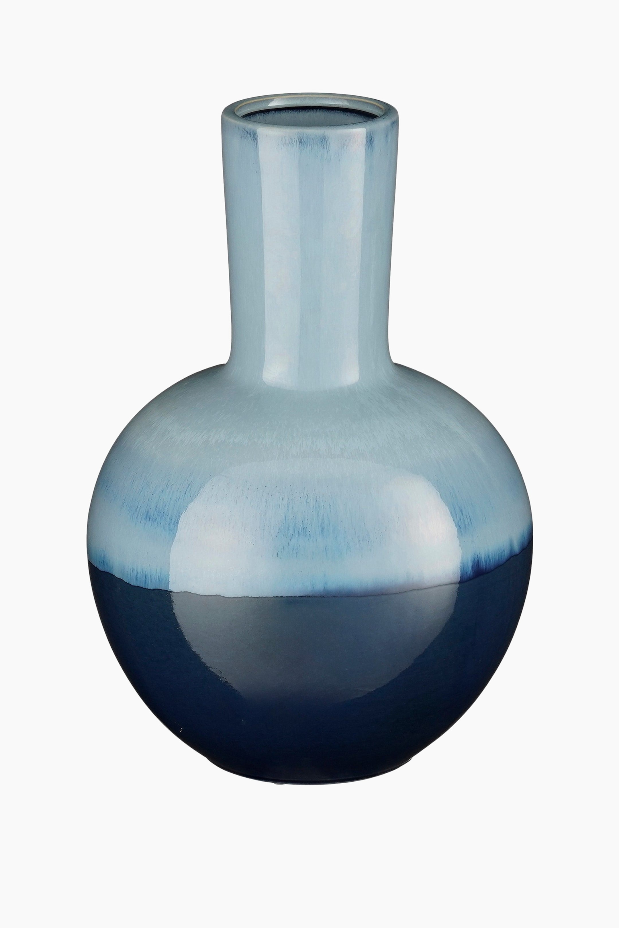 Agrandir l'image: Un vase est présenté de face, arborant un corps bulbeux qui se rétrécit en un col élancé avec un bord subtil. Il affiche un émaillage brillant et ombré, passant d'un bleu marine foncé à la base à un bleu ciel clair au sommet.