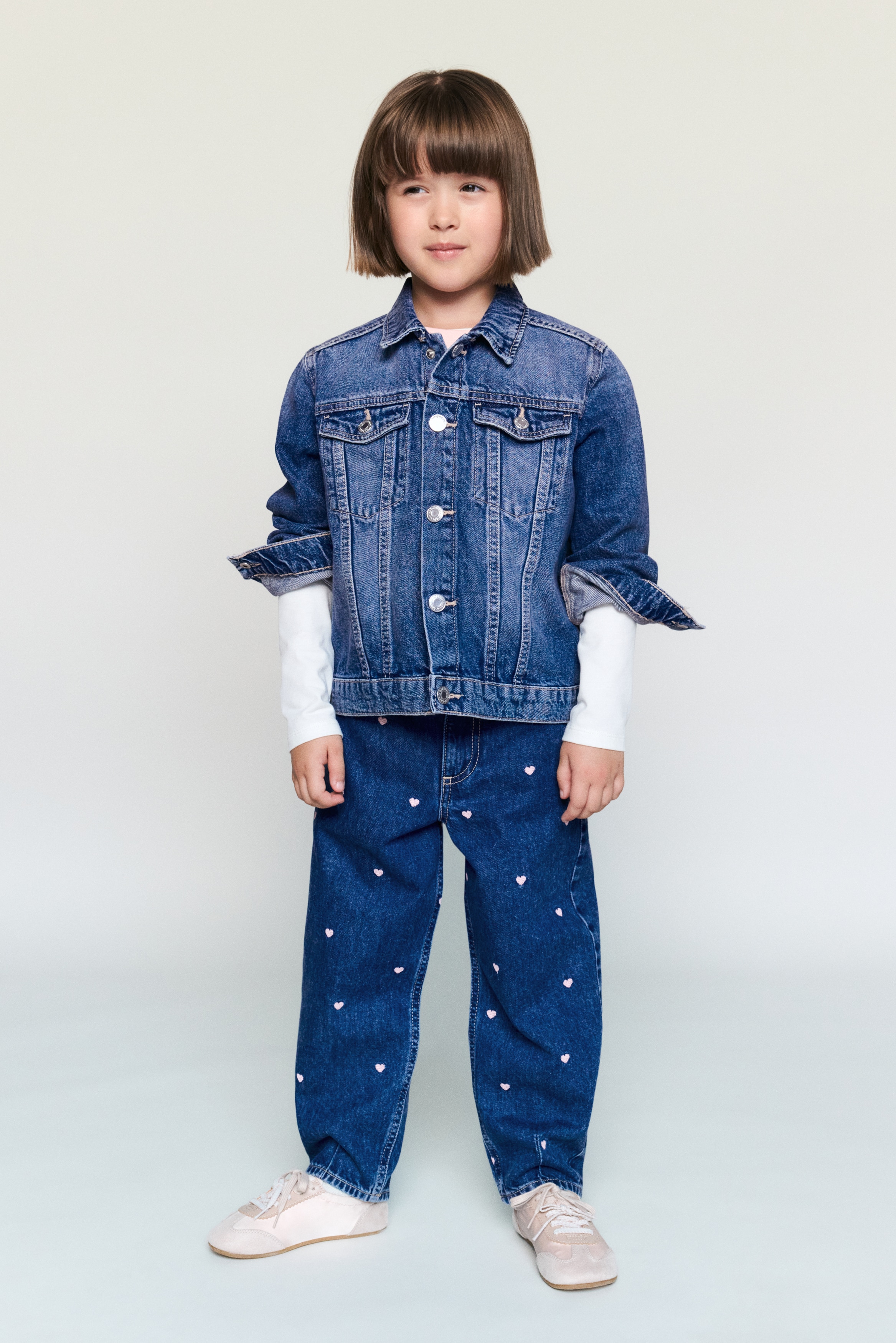 Loose Fit Barrel JeansModel