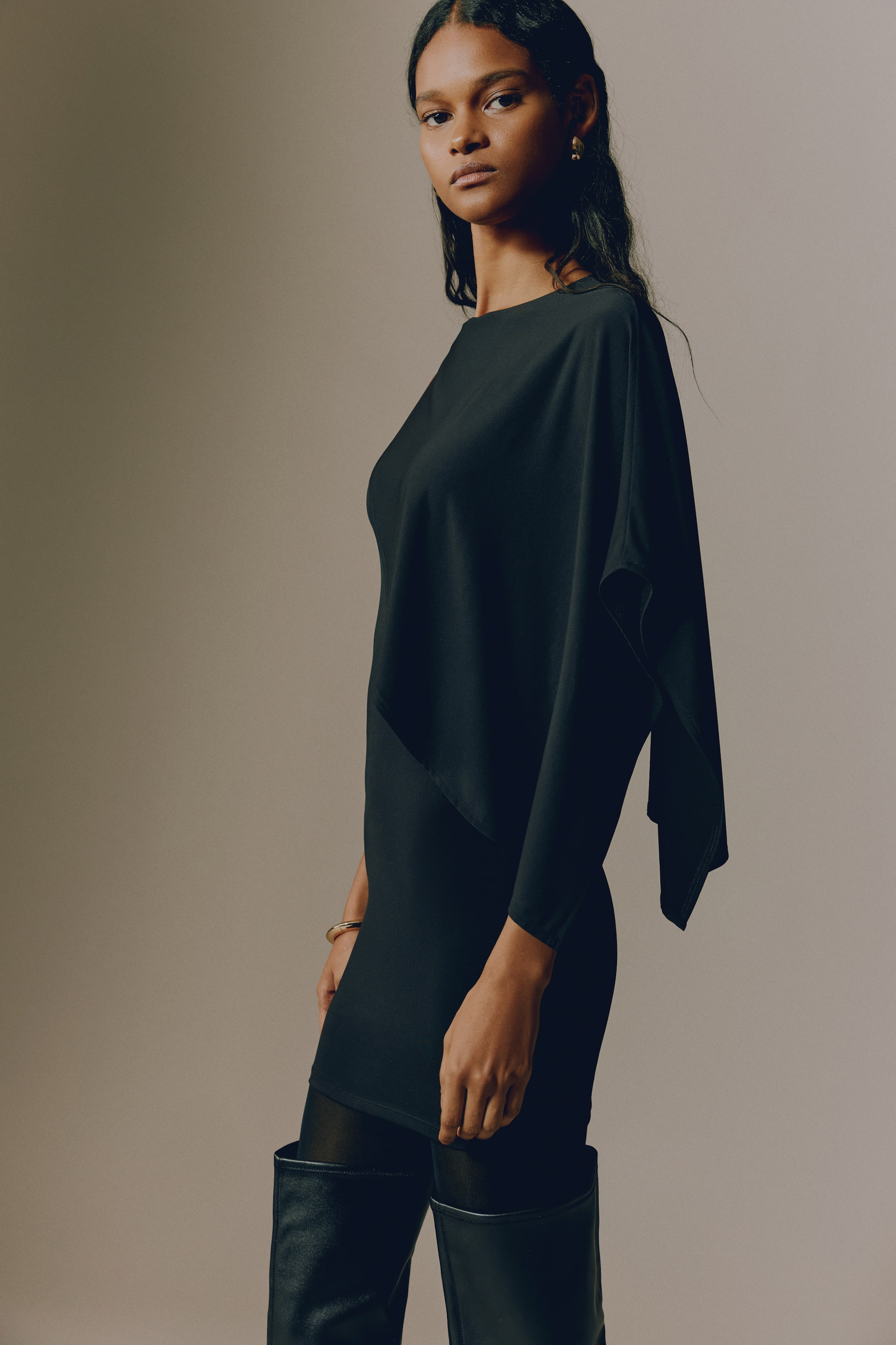 Женские платья H&M Cape-Detail Mini Dress — фото 6
