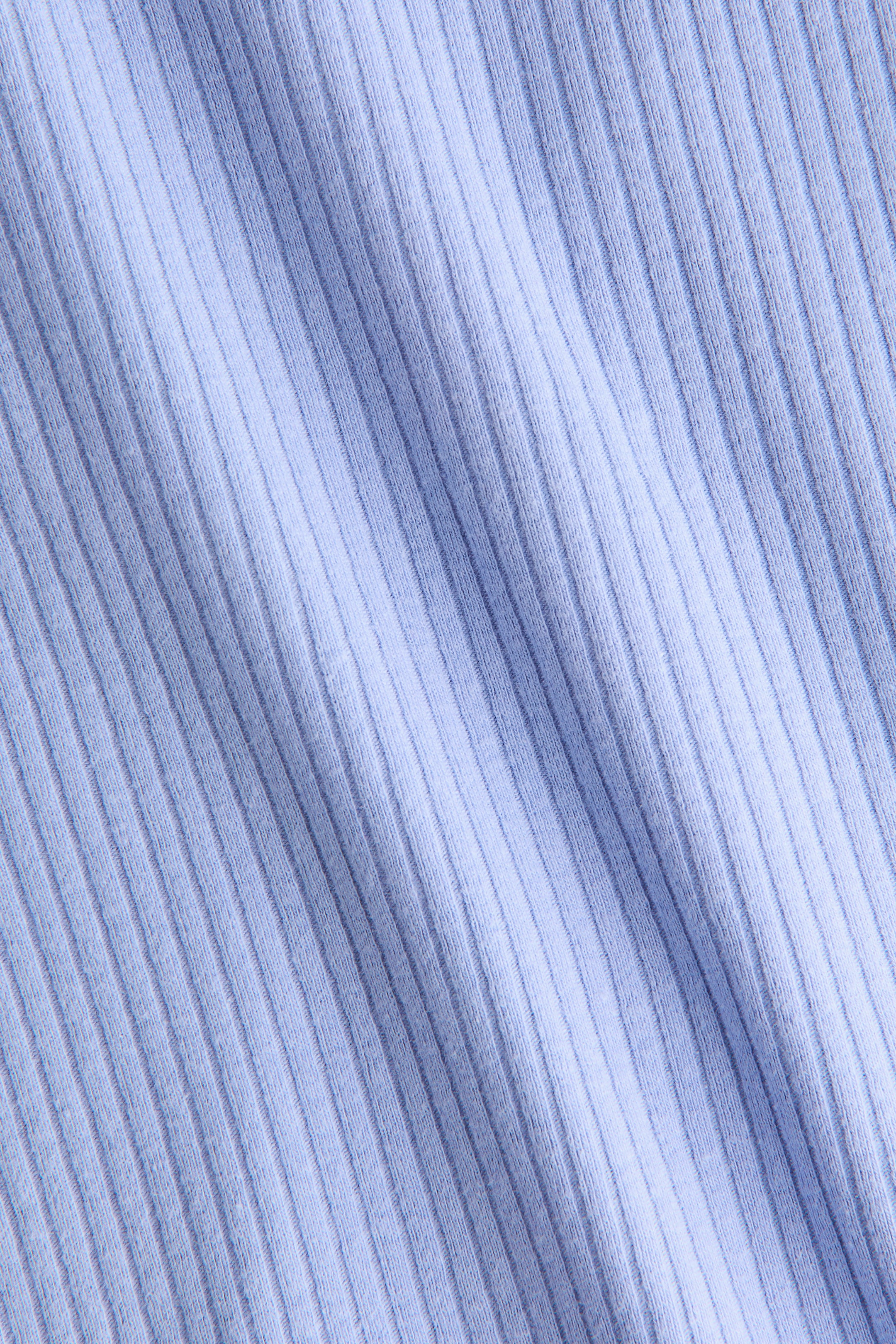 Größeres Bild anzeigen: Das Top zeichnet sich durch einen hellblauen, gerippten Baumwoll-Jersey aus.