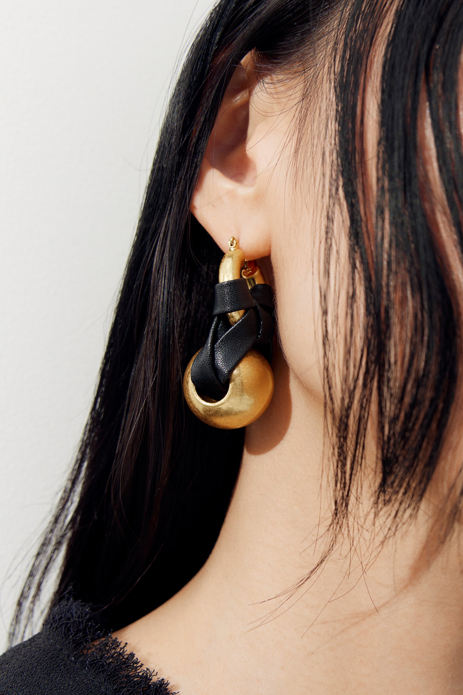 Pendant hoop earrings - Gold-coloured/Black - 3