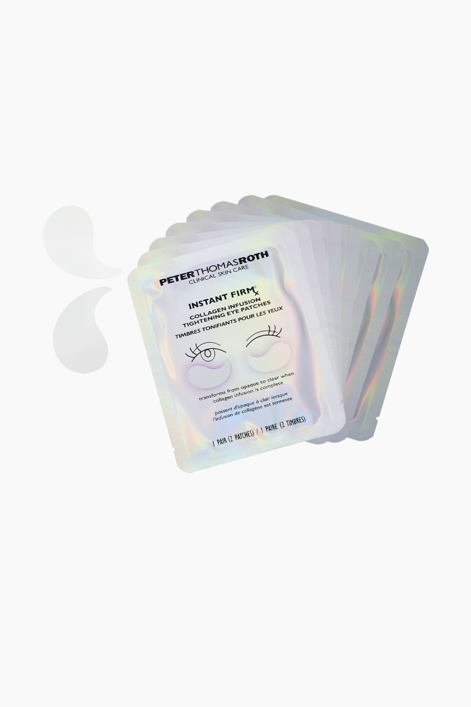 En stak iriserende Peter Thomas Roth øjenpatch-pakker ligger i en vifte og er vinklet mod højre. Forreste pakke viser tydeligt teksten "PETER THOMAS ROTH INSTANT FIRM COLLAGEN INFUSION TIGHTENING EYE PATCHES" og en øjenillustration, mens to gennemsigtige, dråbeformede øjenpatches ses til venstre.