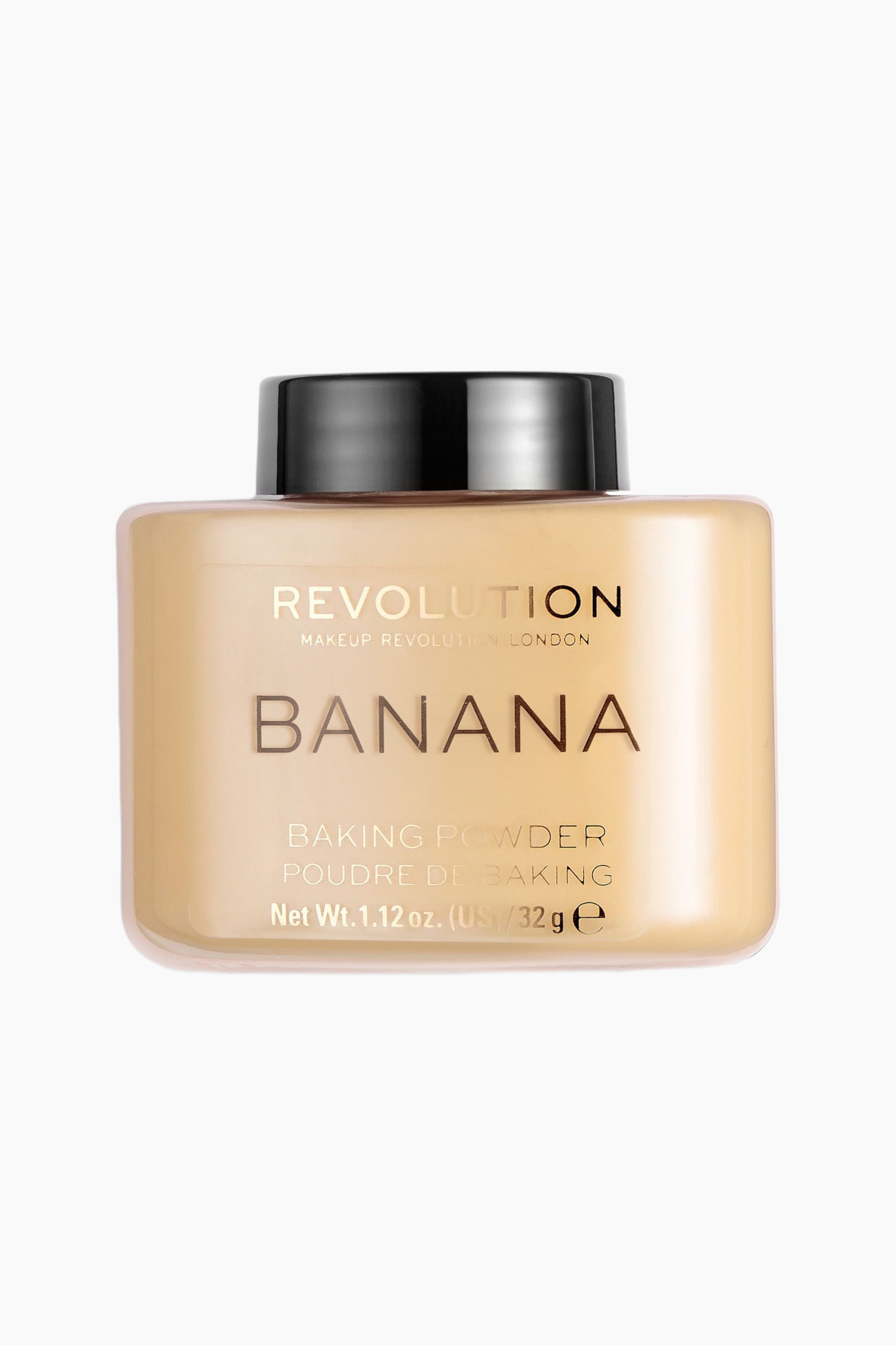 Visa större bild: En rektangulär, halvgenomskinlig plastflaska med Makeup Revolution Banana Baking Powder visas framifrån och är fylld med ljusgult pulver. Flaskan har ett svart cylindriskt lock upptill och guldfärgad text på framsidan som lyder "REVOLUTION BANANA BAKING POWDER."