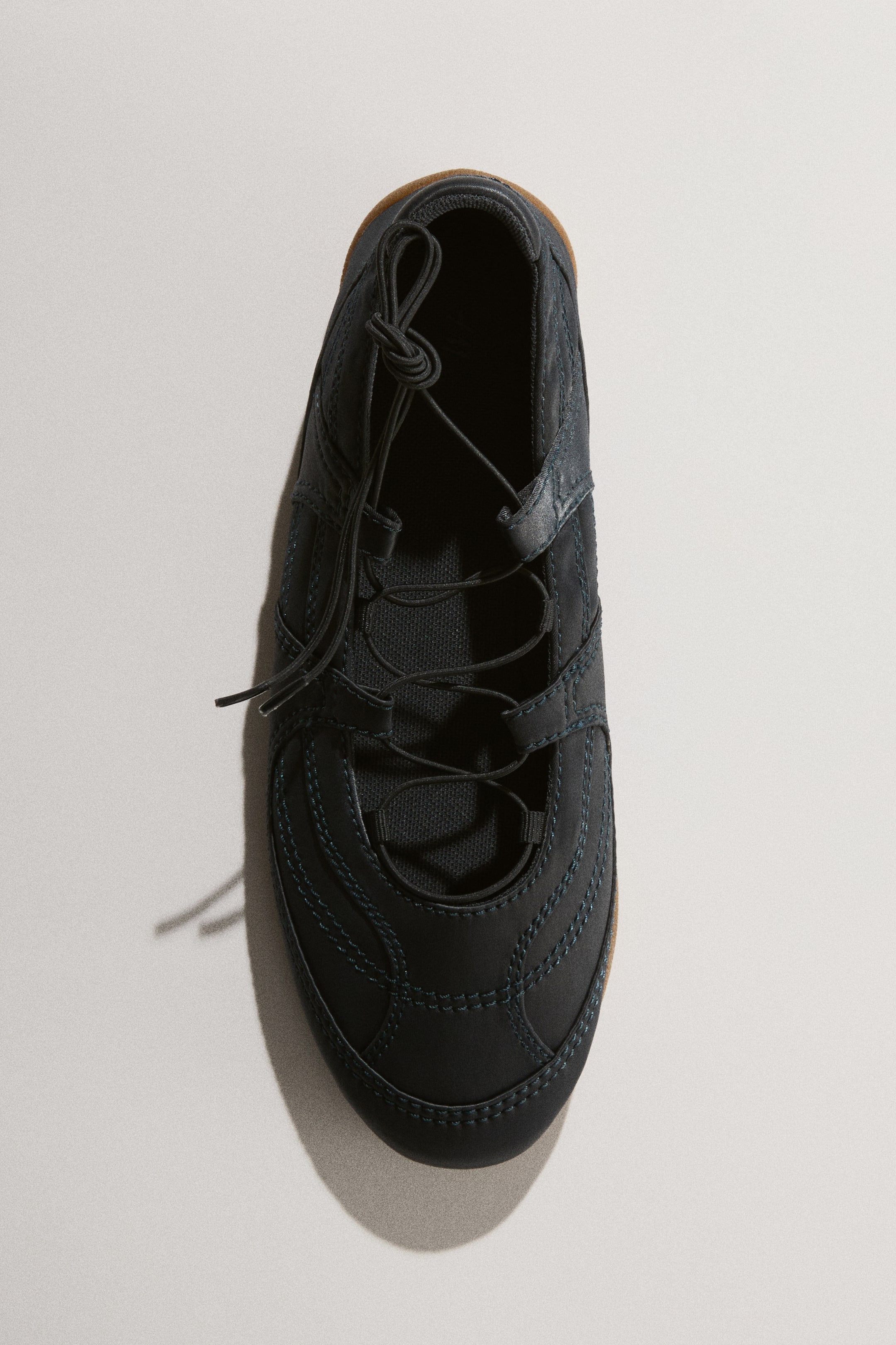 Visa större bild: Ballerinaskor i satin med snörning - Mörk dimblå - DAM | H&M FI 1