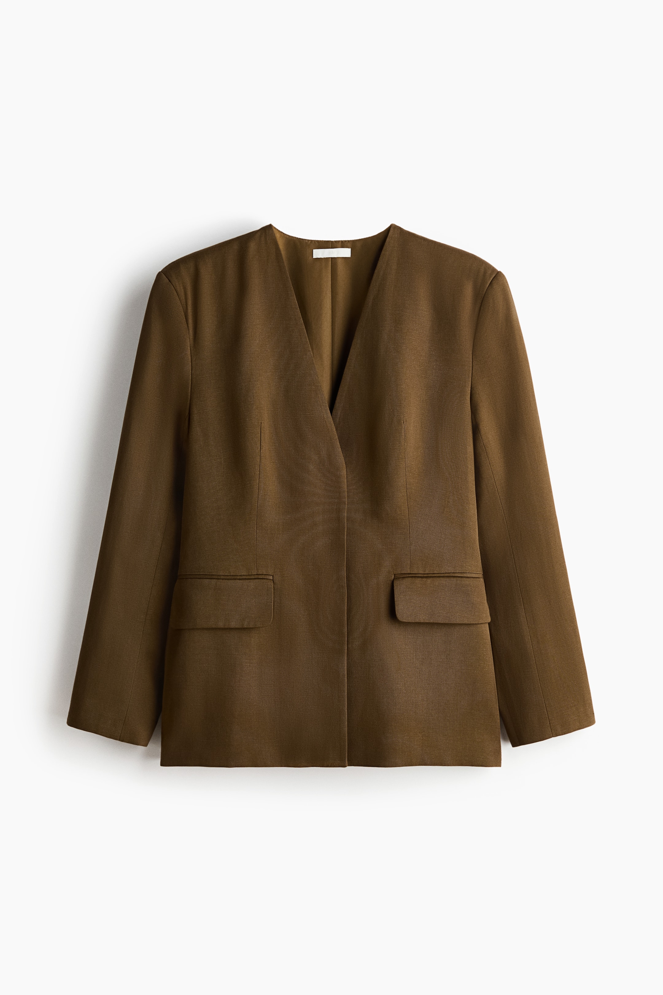 Ver imagem maior: Um blazer verde-oliva apresentado de frente, com design sem colarinho, decote em V aberto e dois bolsos de aba na parte frontal.