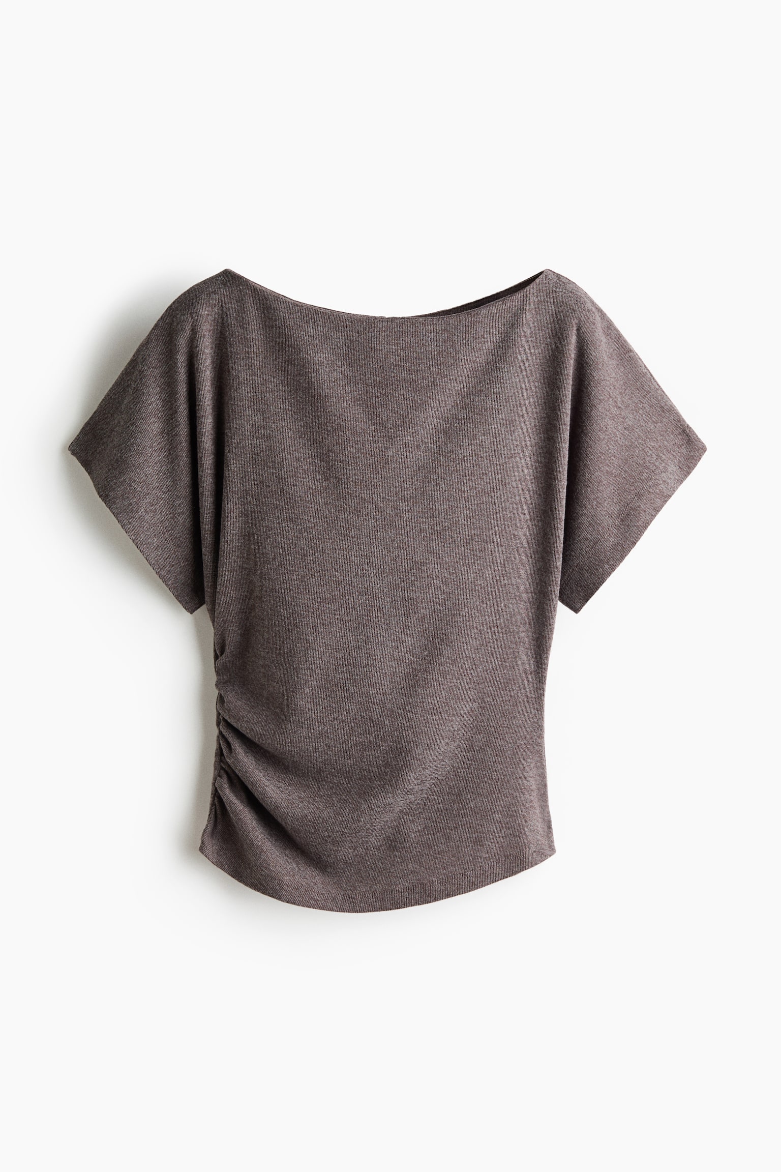 Un haut en tricot brun Ã  coupe ample est prÃ©sentÃ© de face, avec un large col bateau et des manches courtes chauve-souris. Le tissu est froncÃ© dâun cÃ´tÃ© de la taille, crÃ©ant un effet drapÃ© lÃ©ger sur le devant.