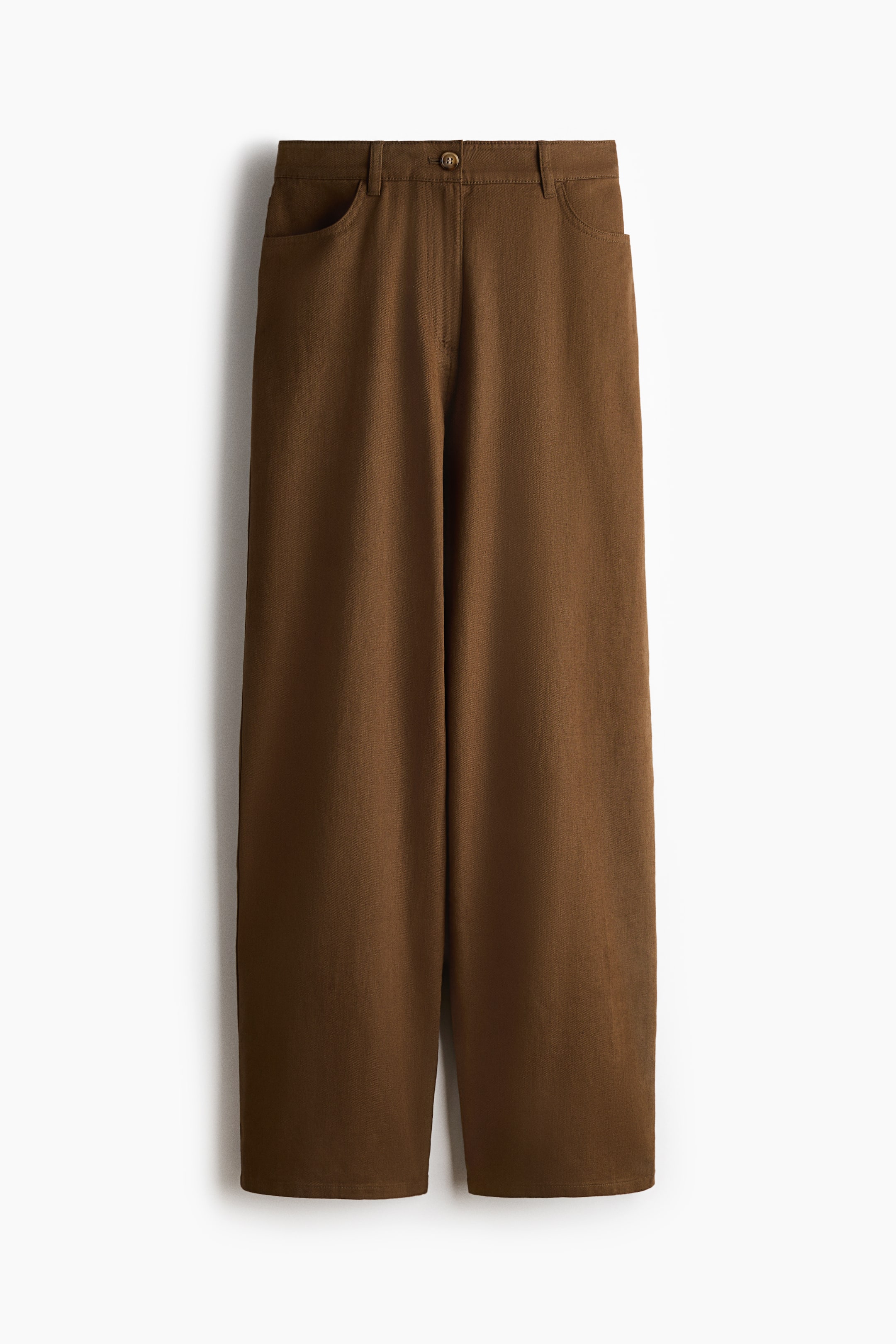 Agrandir l'image: Pantalon marron en sergé, confectionné dans un mélange de lin et de coton, suspendu à plat et face avant. Il présente une taille haute avec une fermeture éclair et un bouton, des poches avant, et des jambes droites.