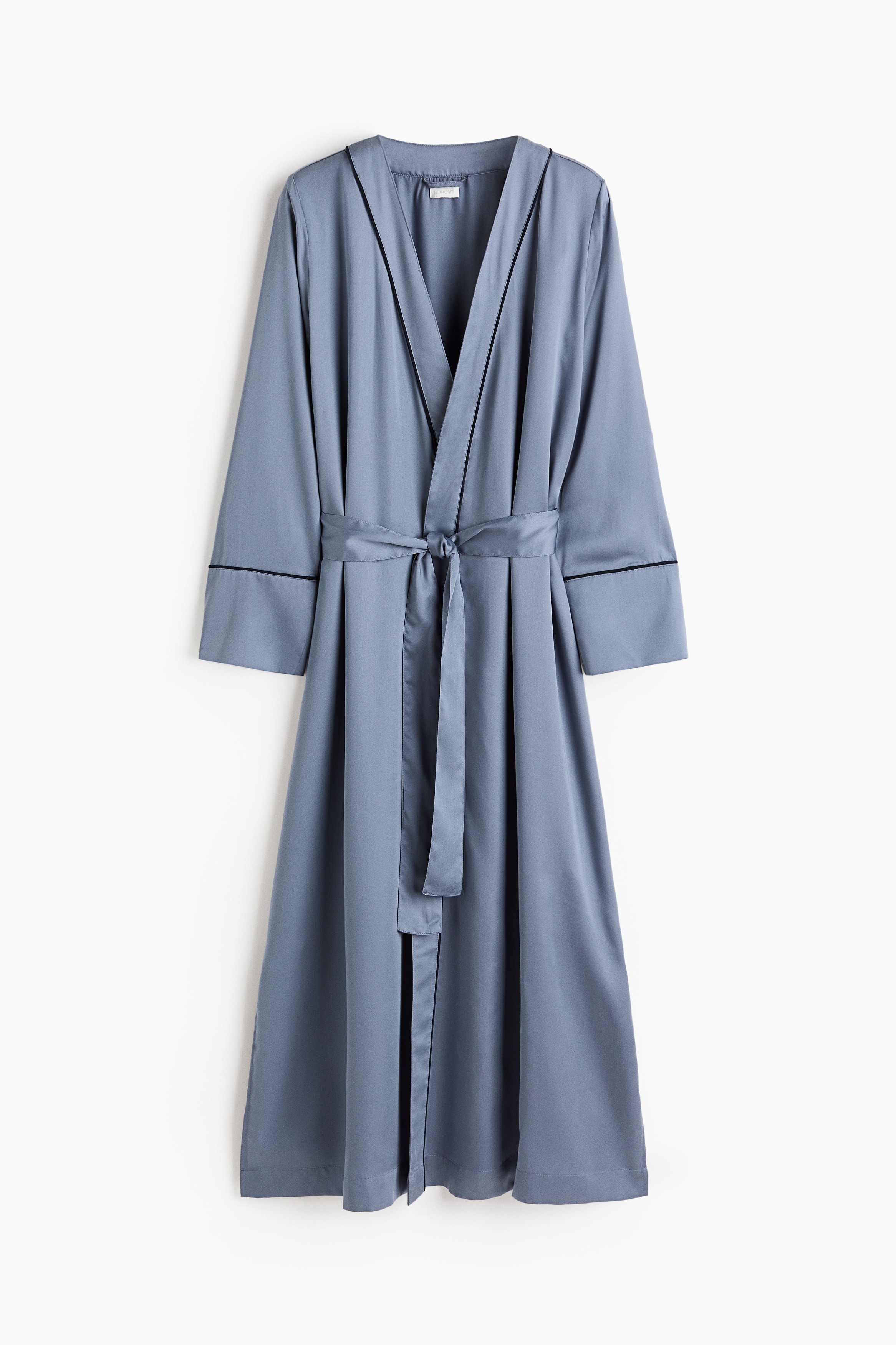 Satin dressing gownModel