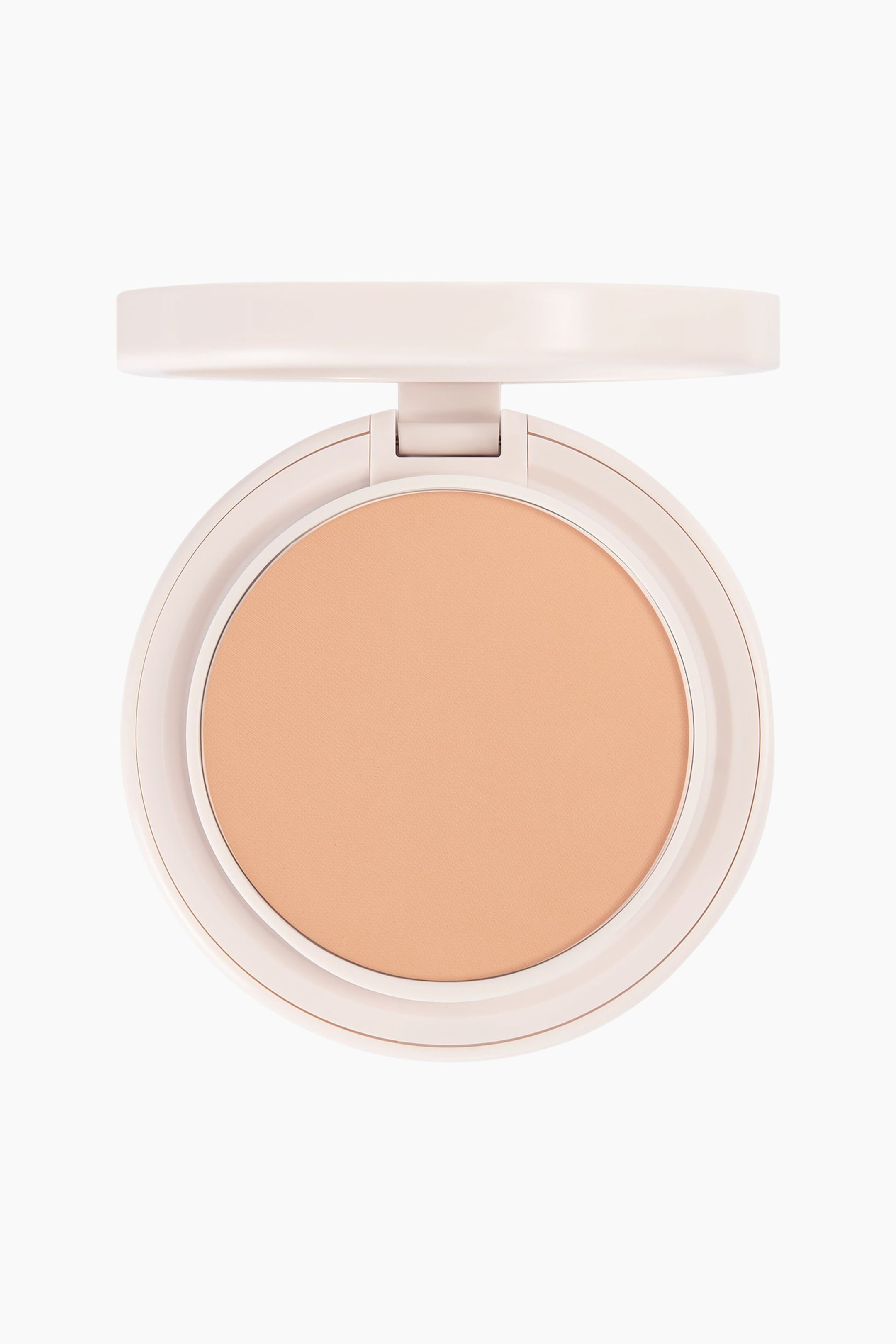 Se større billede: Natural Blur Powder Foundation ligger i en åben, rund, lysebeige kompakt, der viser en glat, ferskenfarvet presset pudder med mat finish. Kompakten vender fremad med låget klappet opad, hvilket fremhæver det runde design og makeuppens jævne tekstur.