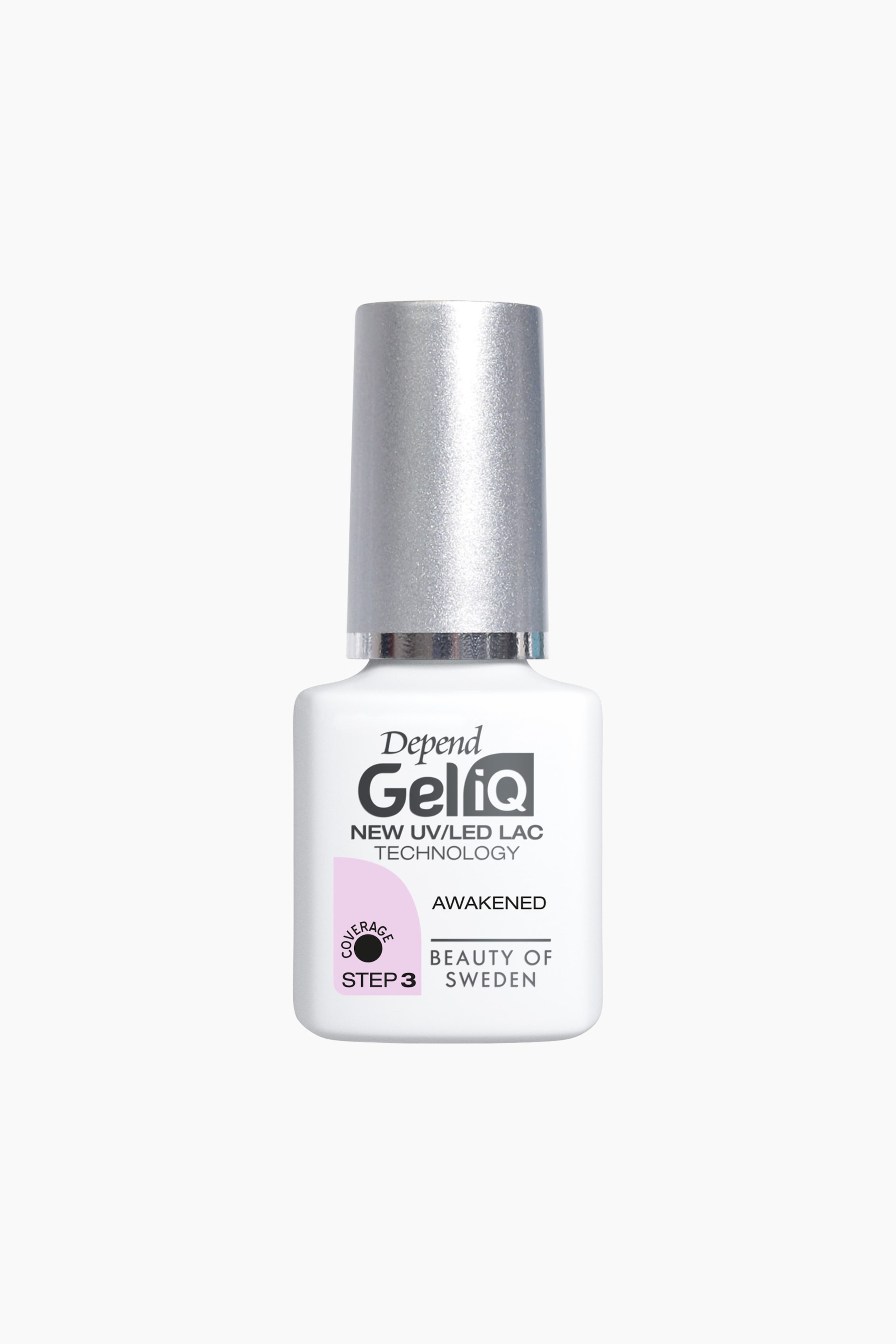 Se større billede: En hvid, firkantet neglelaksflaske med en sølvfarvet cylindrisk hætte står oprejst og vender fremad. Dens etiket viser "Depend GeliQ NEW UV/LED LAC TECHNOLOGY," "AWAKENED," "BEAUTY OF SWEDEN STEP 3," samt en cirkulær lyserød grafik, der angiver "COVERAGE."