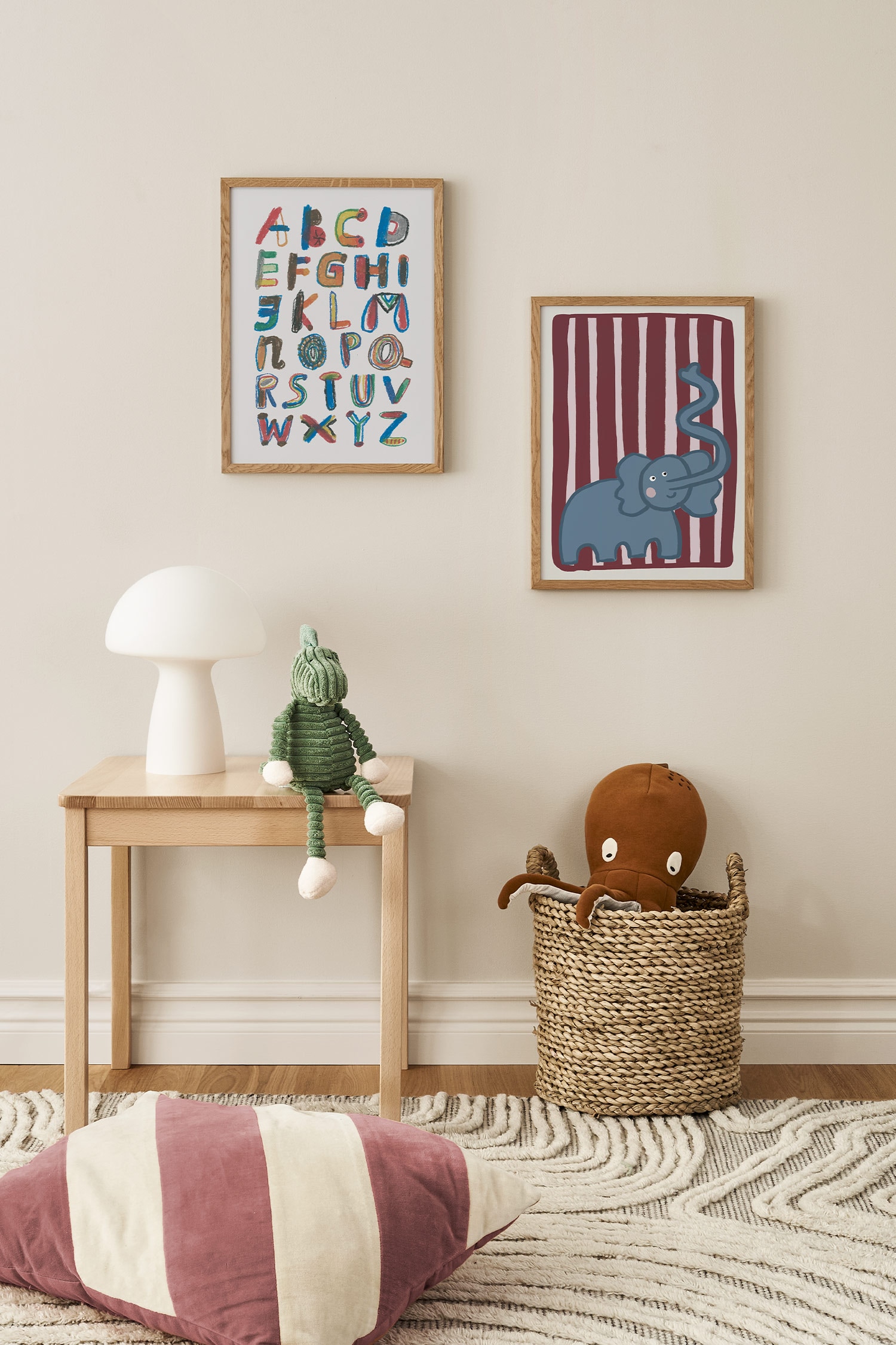 Een kunstprint toont een gestileerde blauwe olifant met een lange, golvende slurf die omhoog krult, geplaatst tegen een achtergrond van afwisselende donkerrode en lichtroze verticale strepen. De illustratie wordt gepresenteerd op een verticale rechthoekige kaart met een lichtbeige rand.