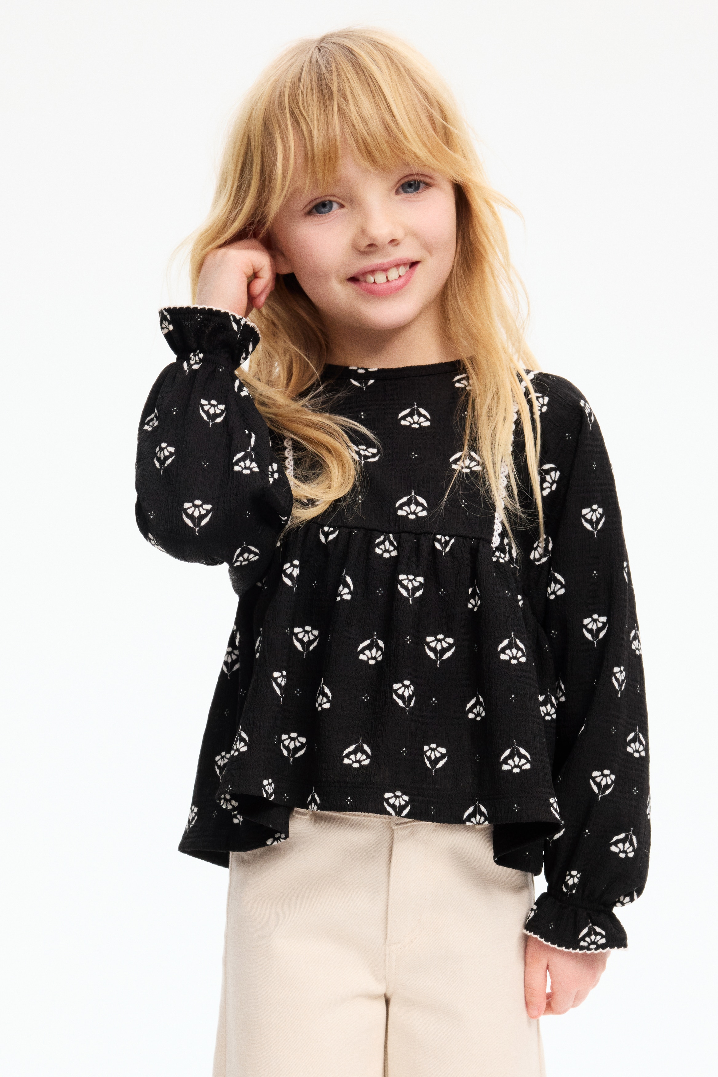 Štruktúrovaná džersejová blúzka - Čierna/kvetovaná/Biela