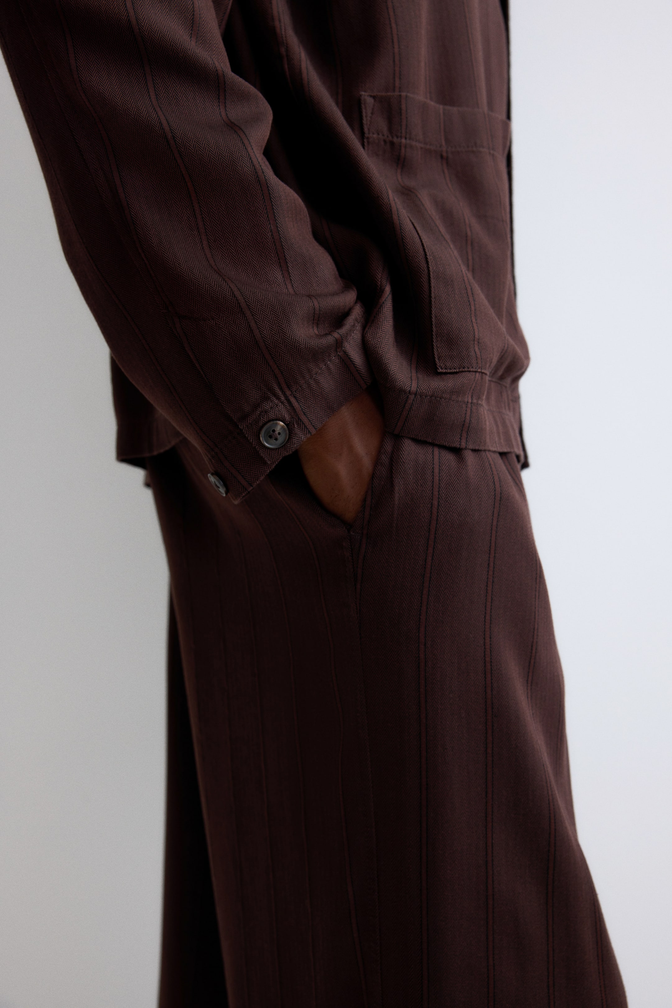 拡大画像を表示: Lyocell pyjama shirt and bottoms - Dark brown/Striped - Men | H&M JP 3