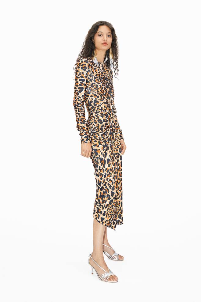 Leopardmønstret kjole med spændedetalje - Beige/Leopardmønstret - 7