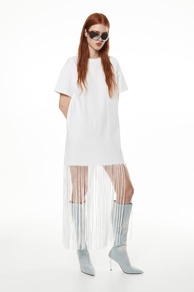 T-shirtkjole med frynsekant forneden - Hvid/Sort - 1