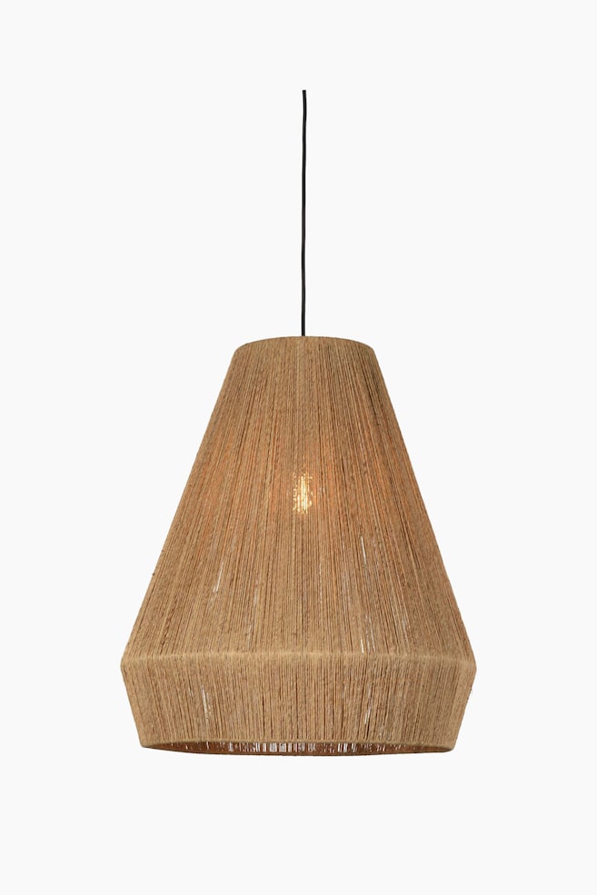 Die Hängelampe Iguazu hängt an einem dünnen schwarzen Kabel und präsentiert einen konisch zulaufenden Schirm, der mit natürlichen braunen Jutefasern umwickelt ist. Eine warmweiße Glühbirne leuchtet sanft aus der halbtransparenten, gewebten Struktur heraus. - 1