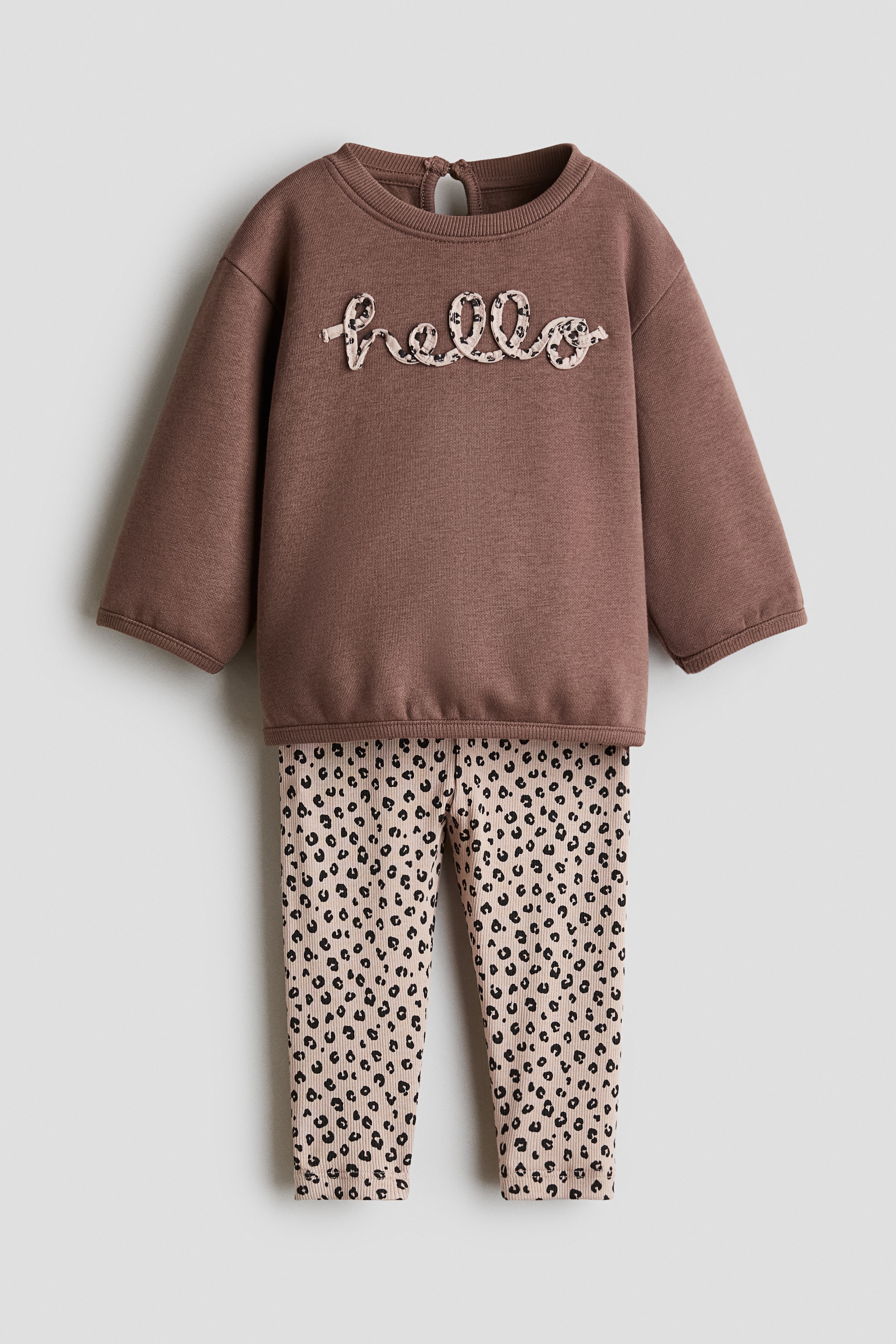 Set 2 pezzi con felpa e leggingsModello