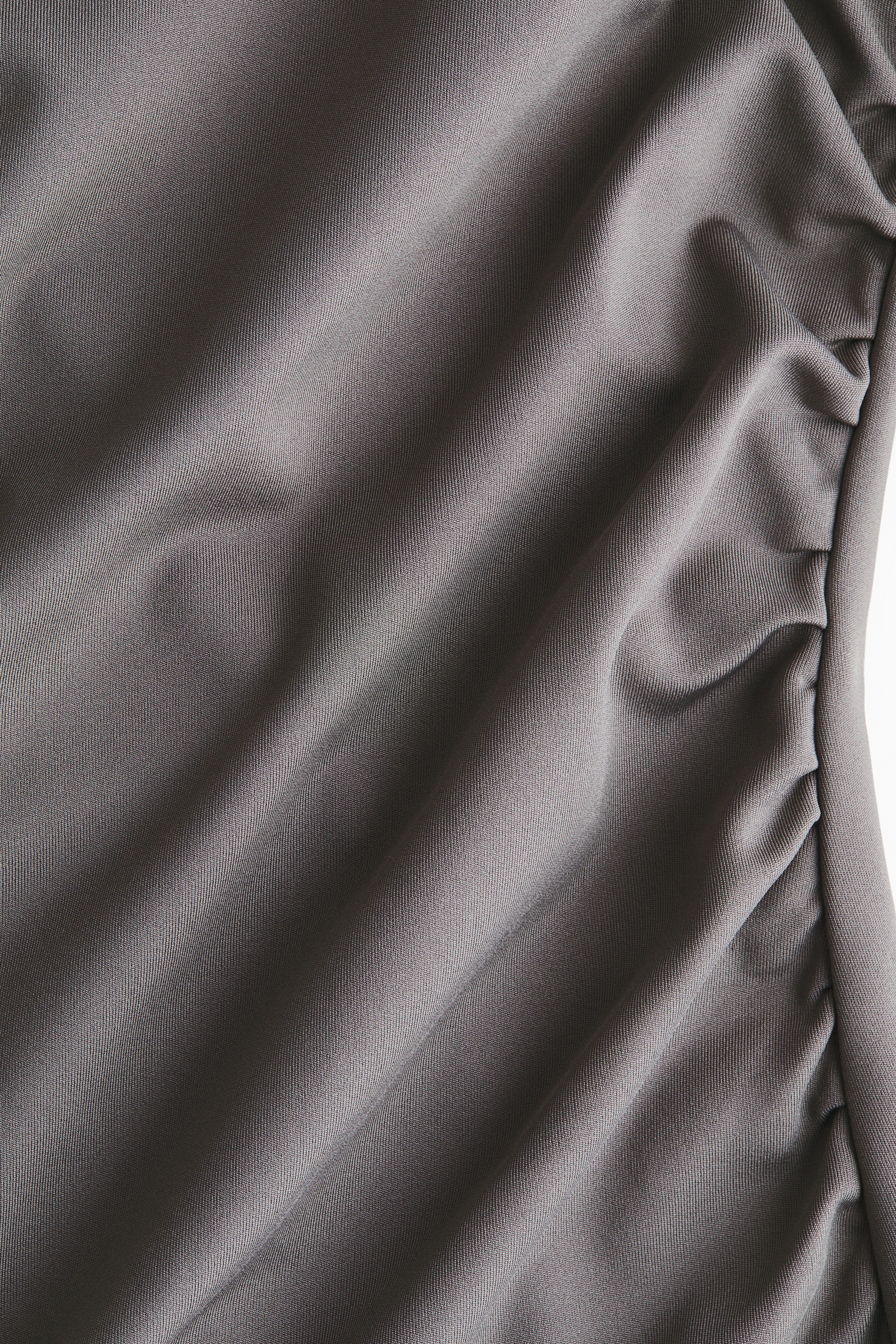 Robe asymétrique à effet drapé