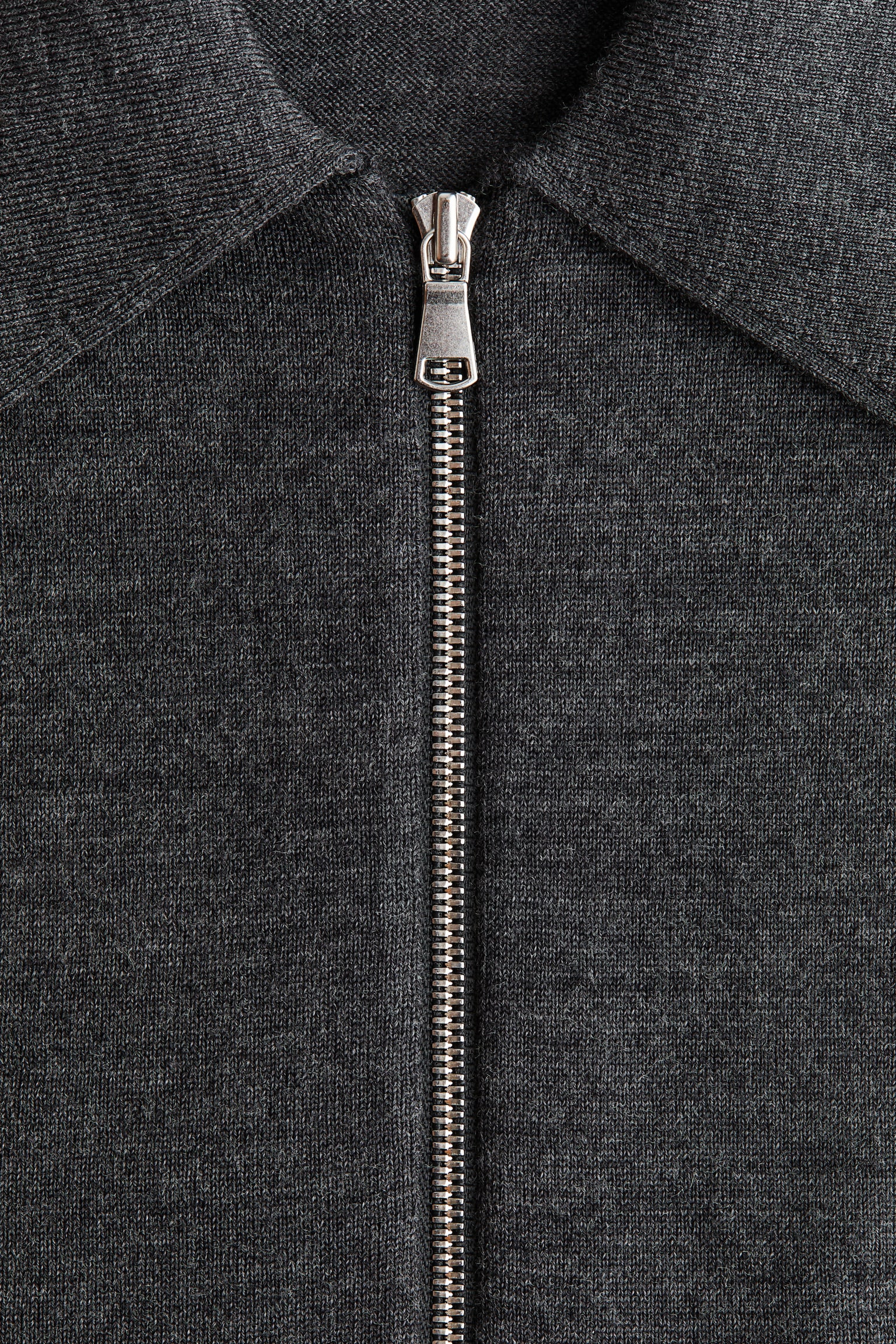 Женское поло H&M Fine-Knit Merino Wool Polo Shirt, цвет: Тёмный серый меланжевый — фото 7