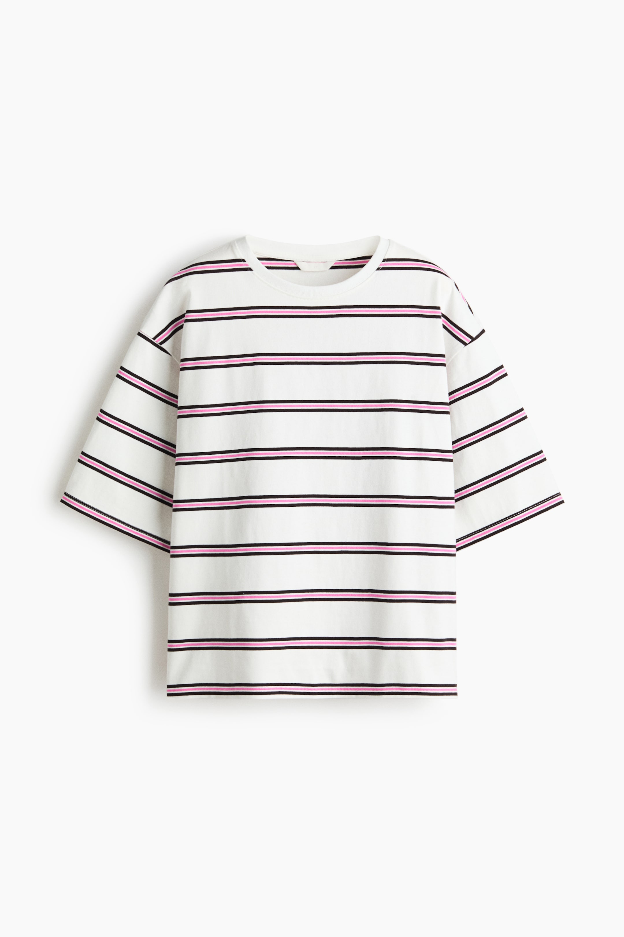 Grotere afbeelding bekijken: Een t-shirt wordt van de VOORKANT getoond, met een witte basis en horizontale strepen waarbij elke streep wordt gevormd door een dikkere roze lijn, omgeven door twee dunnere zwarte lijnen. Het is ontworpen met een ronde hals, verlaagde schouders en brede, ellebooglange mouwen.