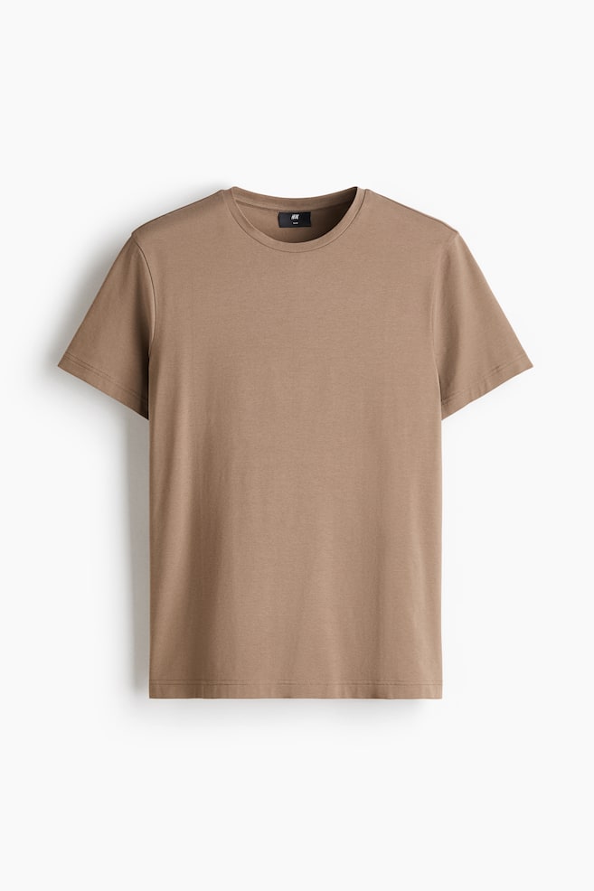 Een bruin T-shirt met ronde hals is van voren afgebeeld, met korte mouwen en een rechte, dubbelgestikte zoom. Het effen kledingstuk heeft een gladde textuur en een regular fit. - 1