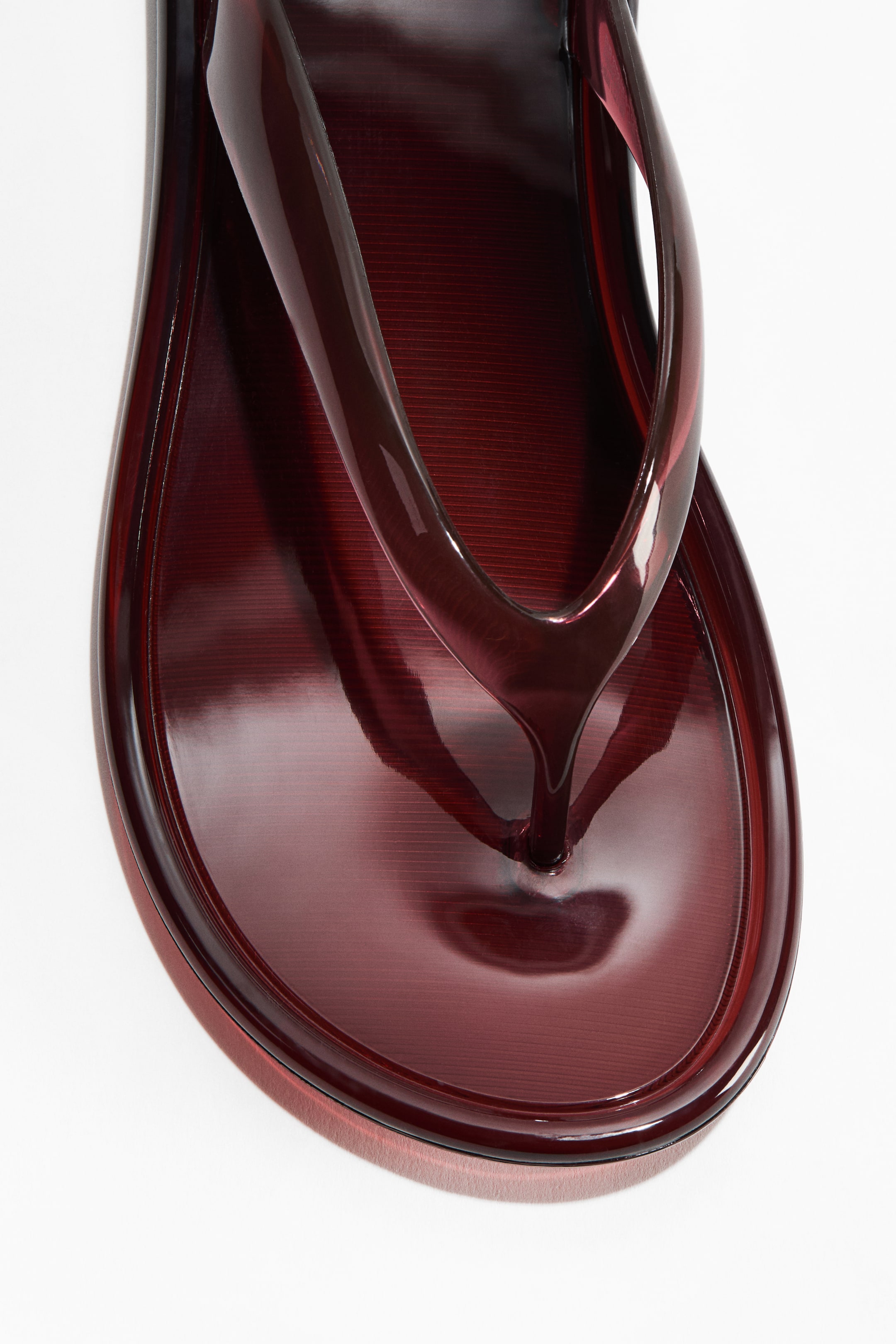Tongs semi-transparentes