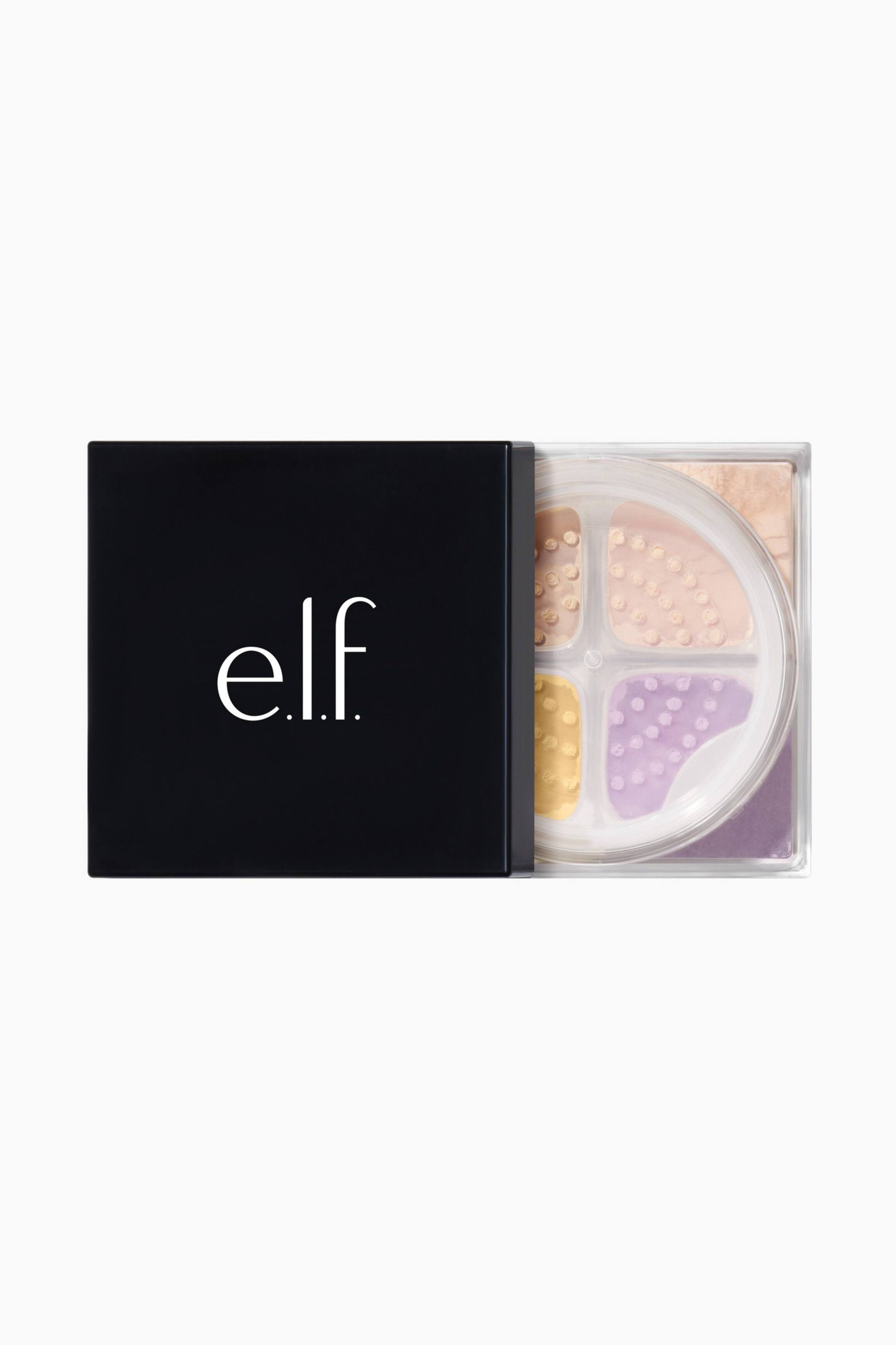 Visa större bild: En elf setting powder med sitt svarta fyrkantiga lock delvis öppet till vänster, avslöjar en klar fyrkantig behållare som innehåller en cirkulär sikt. Sikten innehåller fyra sektioner av löst puder i nyanser av ljus beige, ljusrosa, gul och lavendel.