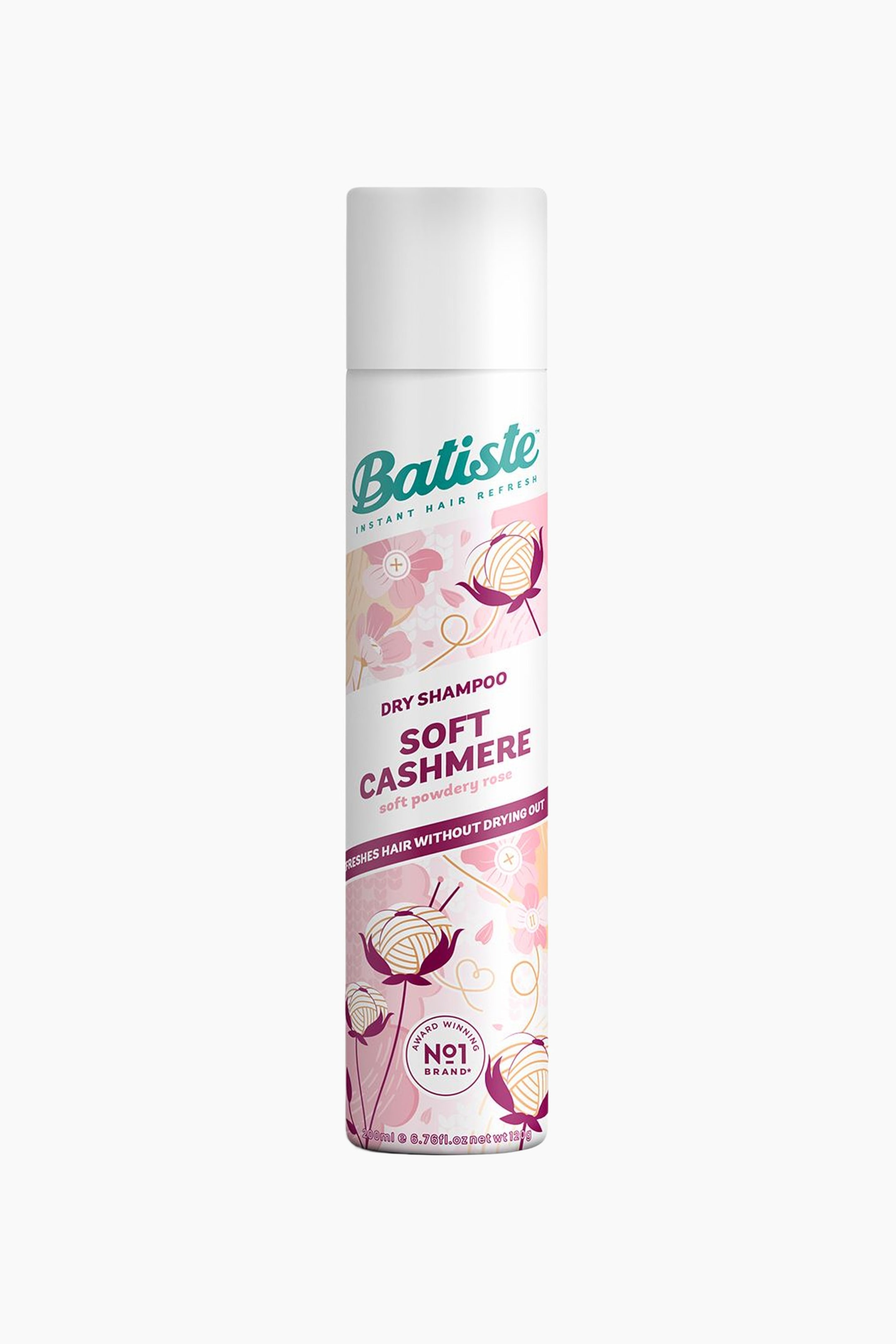 Größeres Bild ansehen: Eine Batiste Soft Cashmere Trockenshampoo-Aerosoldose steht aufrecht und zeigt nach vorn. Sie hat eine weiße Kappe und einen weißen Körper, der mit einem rosa-weißen Blumenmuster verziert ist, das Garnknäuel darstellt, und trägt den Schriftzug "Soft Cashmere" sowie "soft powdery rose".