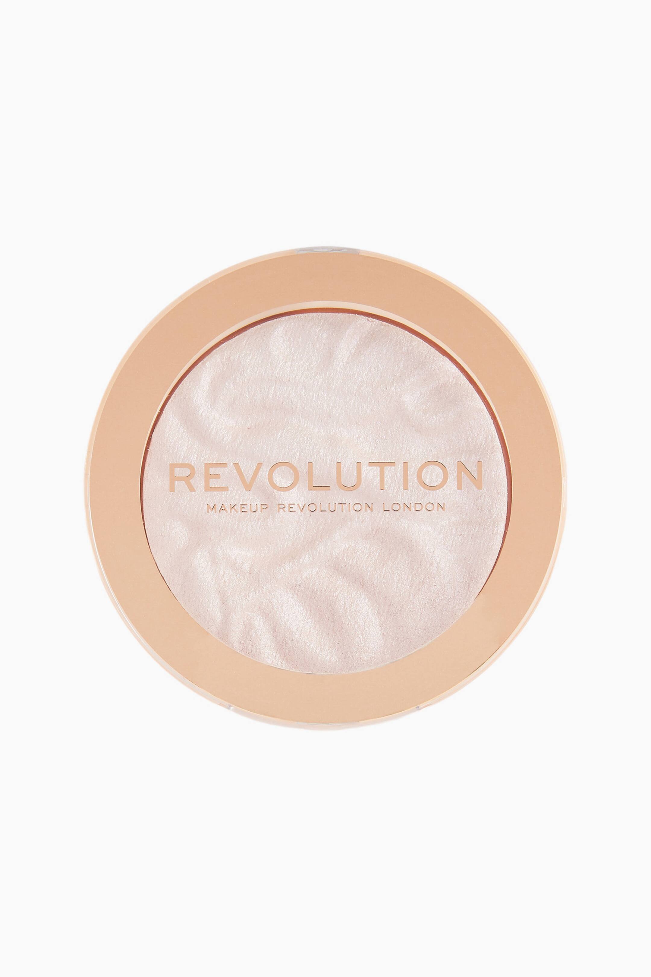 Näytä suurempi kuva: Pyöreä meikkipuuteri, kuvattuna ylhäältä päin, sisältää hohtavan, helmiäisen vaaleanpunaisen highlighter-jauheen, jonka pinta on aaltoileva ja teksturoitu. Pakkauksessa on kirkas kansi, jossa on ruusukultainen teksti ”REVOLUTION MAKEUP REVOLUTION LONDON”, ja sitä kehystää persikanvärinen pyöreä reunus.