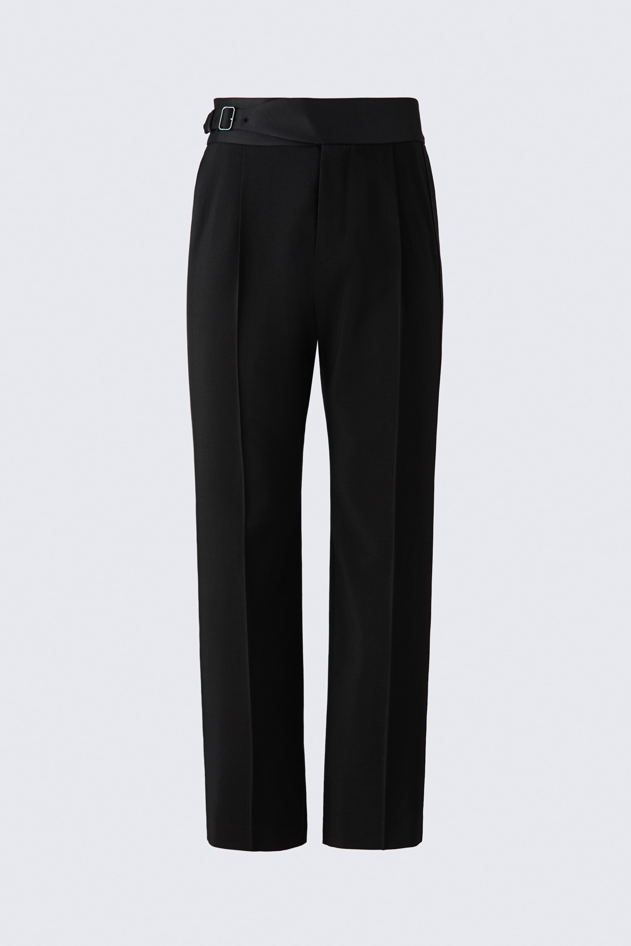 Agrandir l'image: Un pantalon de smoking noir est présenté de face, avec une taille haute recouverte de satin, dotée d’une ceinture latérale intégrée et d’une boucle métallique ton argent. Les jambes à coupe droite affichent des plis marqués au fer le long du centre, de subtils plis sur le devant et des bandes satinées sur les coutures extérieures latérales.