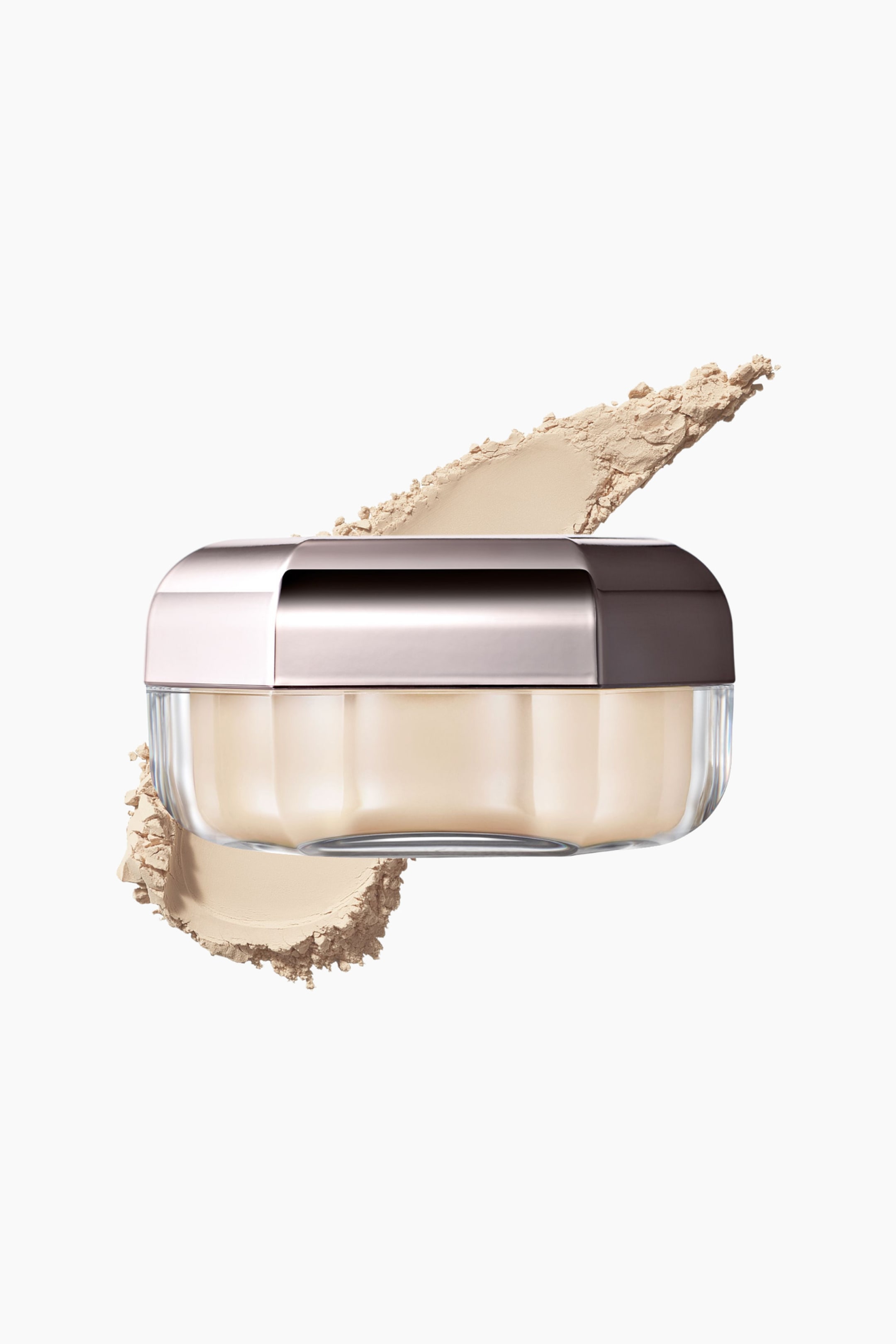 Näytä suurempi kuva: Set It Down Superfine Blurring Setting Powder leijuu etuviistossa näkymässä, ja siinä on fasetoitu, kirkas purkki, joka on täynnä vaaleanbeigeä puuteria ja jonka päällä on metallinhohtoinen ruusukullan sävyinen kansi. Purkin takana kaartuu vinottain vedetty veto hienoksi jauhettua, vaaleanbeigeä puuteria, joka korostaa sen silkkistä ja irtonaista koostumusta.