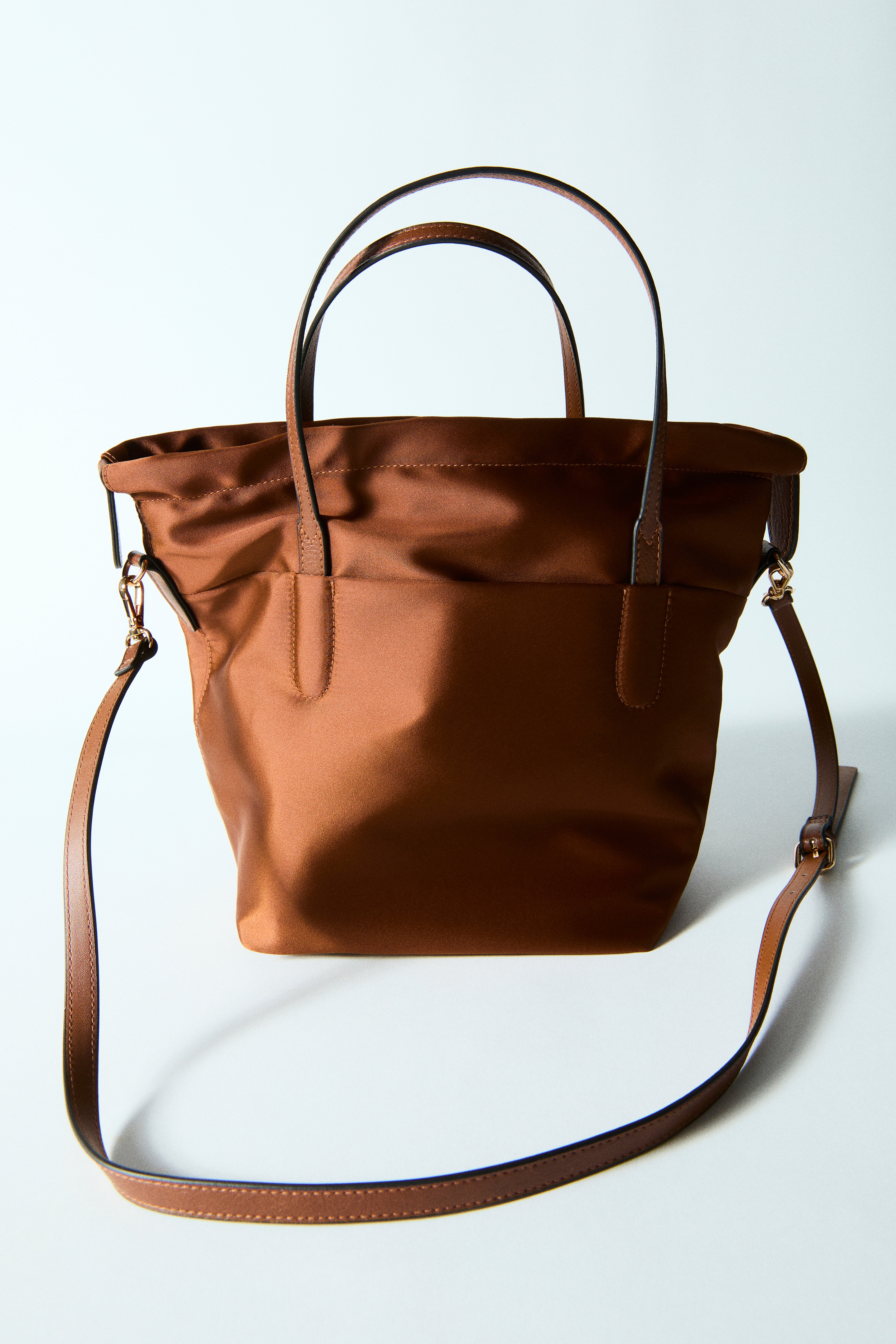 Geantă tip sac transversalăModel