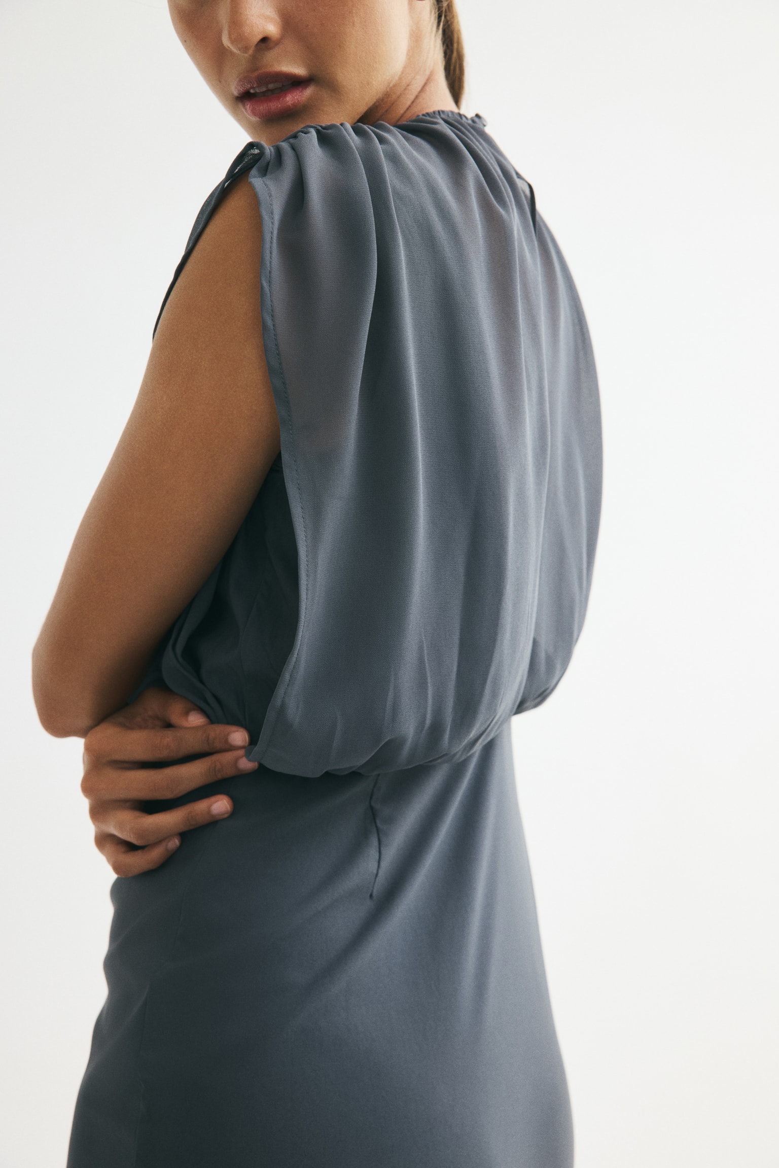 Женское платье H&M Dual-Fabric Draped, цвет: Тёмный серый — фото 5