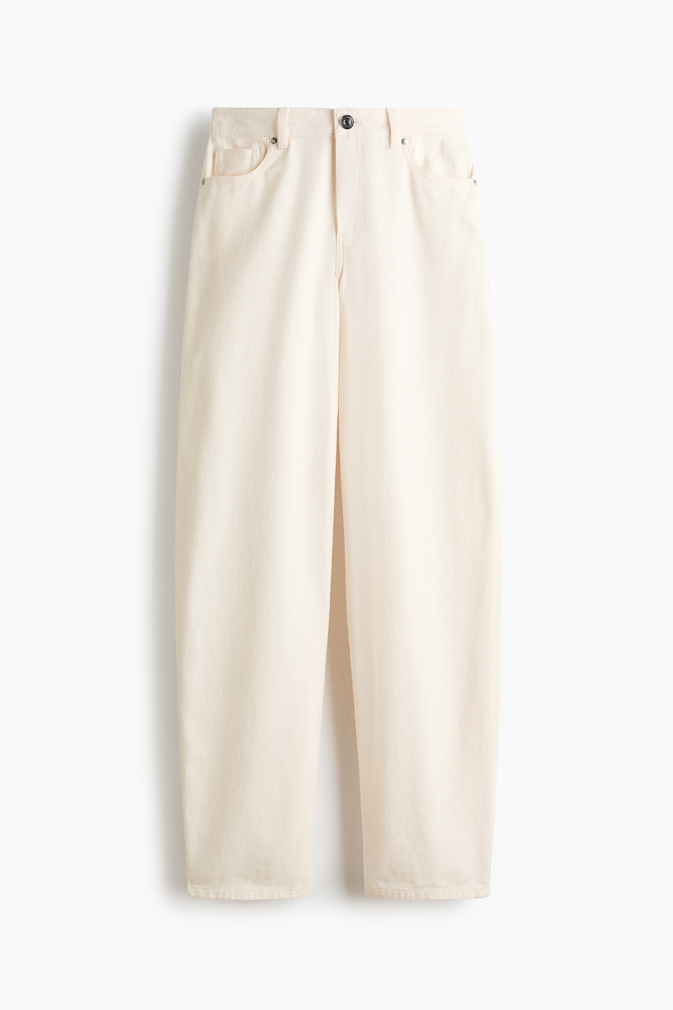 Chiáº¿c quáº§n váº£i twill cotton mÃ u tráº¯ng ngÃ  vá»i phom á»ng rá»ng cong Äang ÄÆ°á»£c ngÆ°á»i máº«u máº·c. Quáº§n ÄÆ°á»£c phá»i cÃ¹ng Ã¡o khoÃ¡c bomber mÃ u xÃ¡m cÃ³ cá» lÃ´ng tráº¯ng má»m máº¡i vÃ  giÃ y sneaker tráº¯ng.