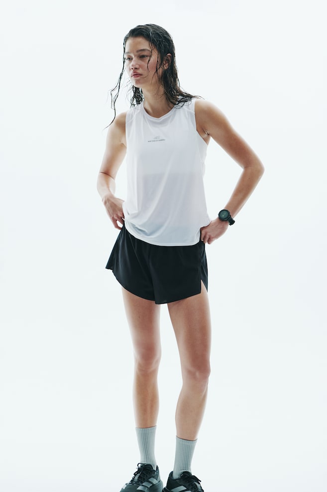 Playera para correr sin mangas con CoolMove™ - Blanco/NYC - 1