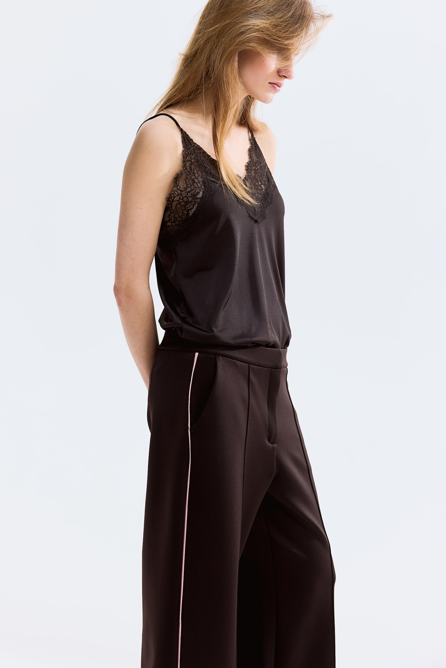 מכנסיים מחויטים מבד סקובה - חום כהה - 4