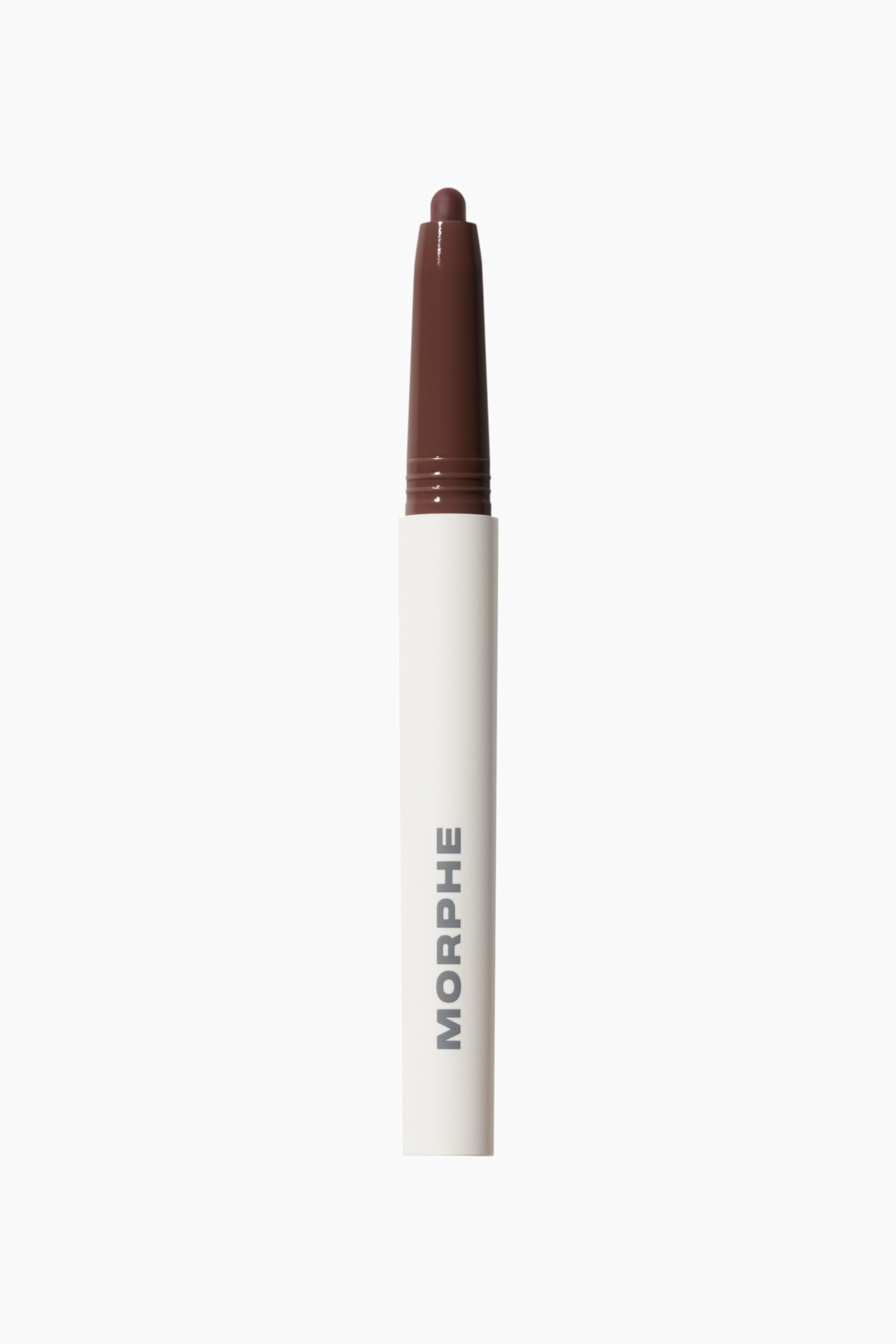 Visa större bild: Sculptwear Signature Lip Pencil står upprätt och visar upp en vit cylindrisk hylsa med grå "MORPHE"-text tryckt vertikalt. Den avlockade övre delen smalnar av mot en blank mörkbrun krage som avslöjar en rundad läpproduktspets i plommonton.