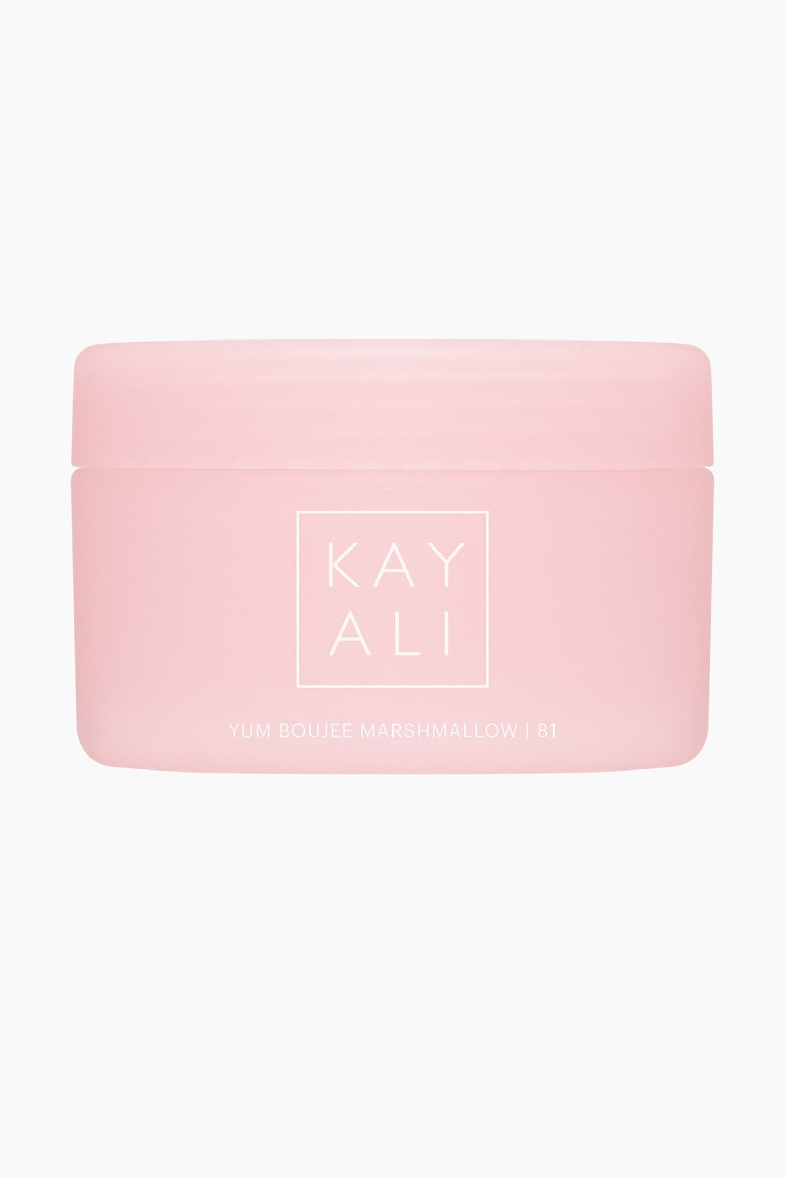 Yum Boujee Marshmallow kroppskrem-krukken stÃ¥r i en rett, frontvendt visning. Den matte, pastellrosa beholderen har et matchende avrundet lokk, med den hvite Â«KAYALIÂ»-logoen og produktnavnet trykt i midten.