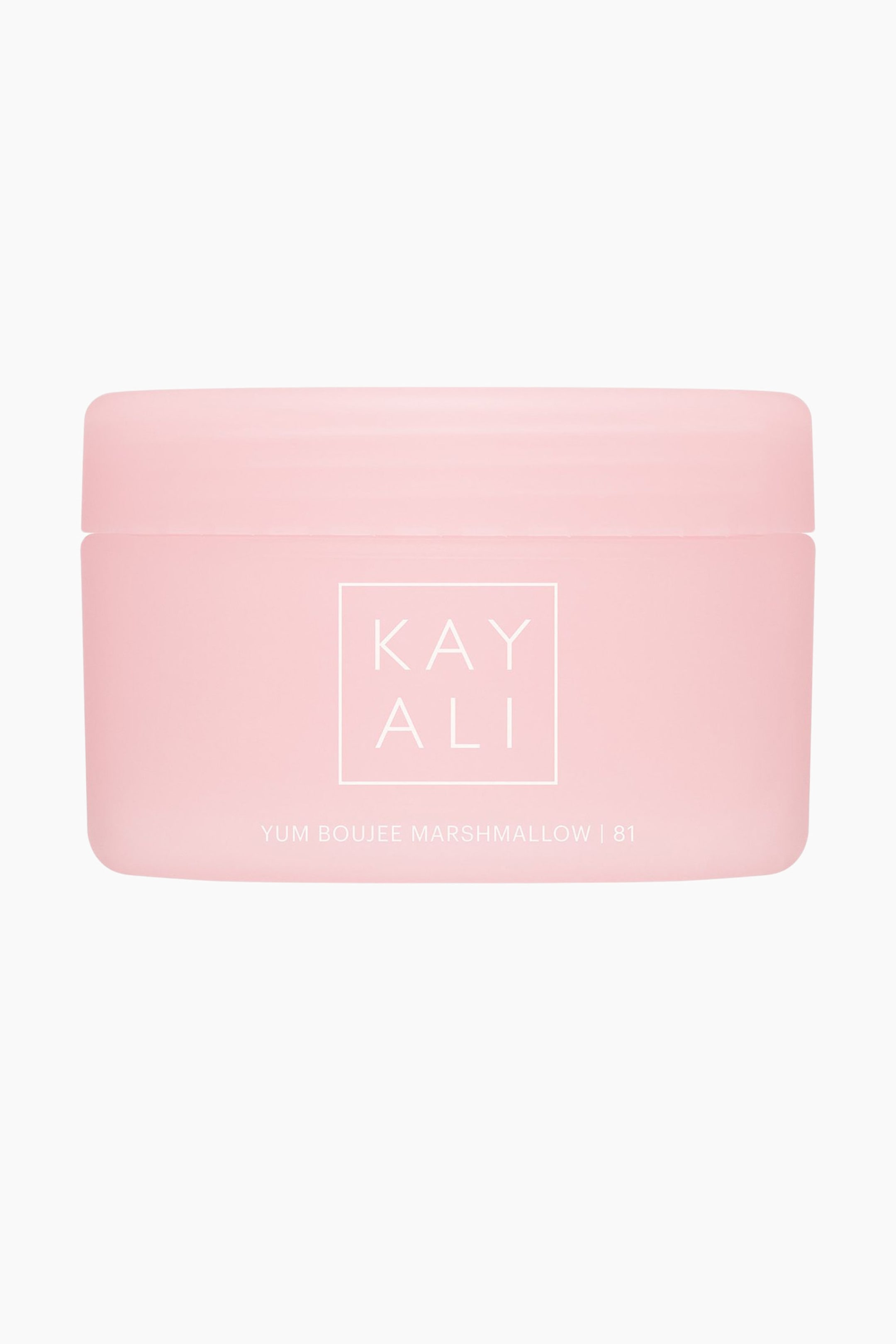 Visa större bild: Yum Boujee Marshmallow body cream -burken står i en rak, framåtriktad vy. Den matta, pastellrosa behållaren har ett matchande rundat lock, med den vita logotypen ”KAYALI” och produktnamnet tryckta i mitten.