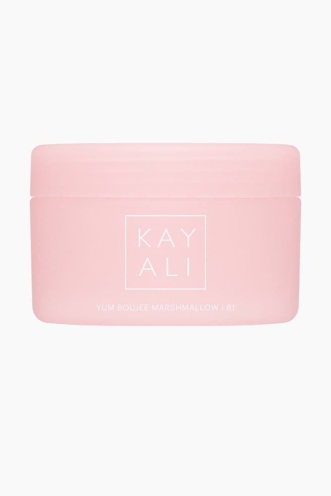 Yum Boujee Marshmallow kroppskrem-krukken stÃ¥r i en rett, frontvendt visning. Den matte, pastellrosa beholderen har et matchende avrundet lokk, med den hvite Â«KAYALIÂ»-logoen og produktnavnet trykt i midten. - 1
