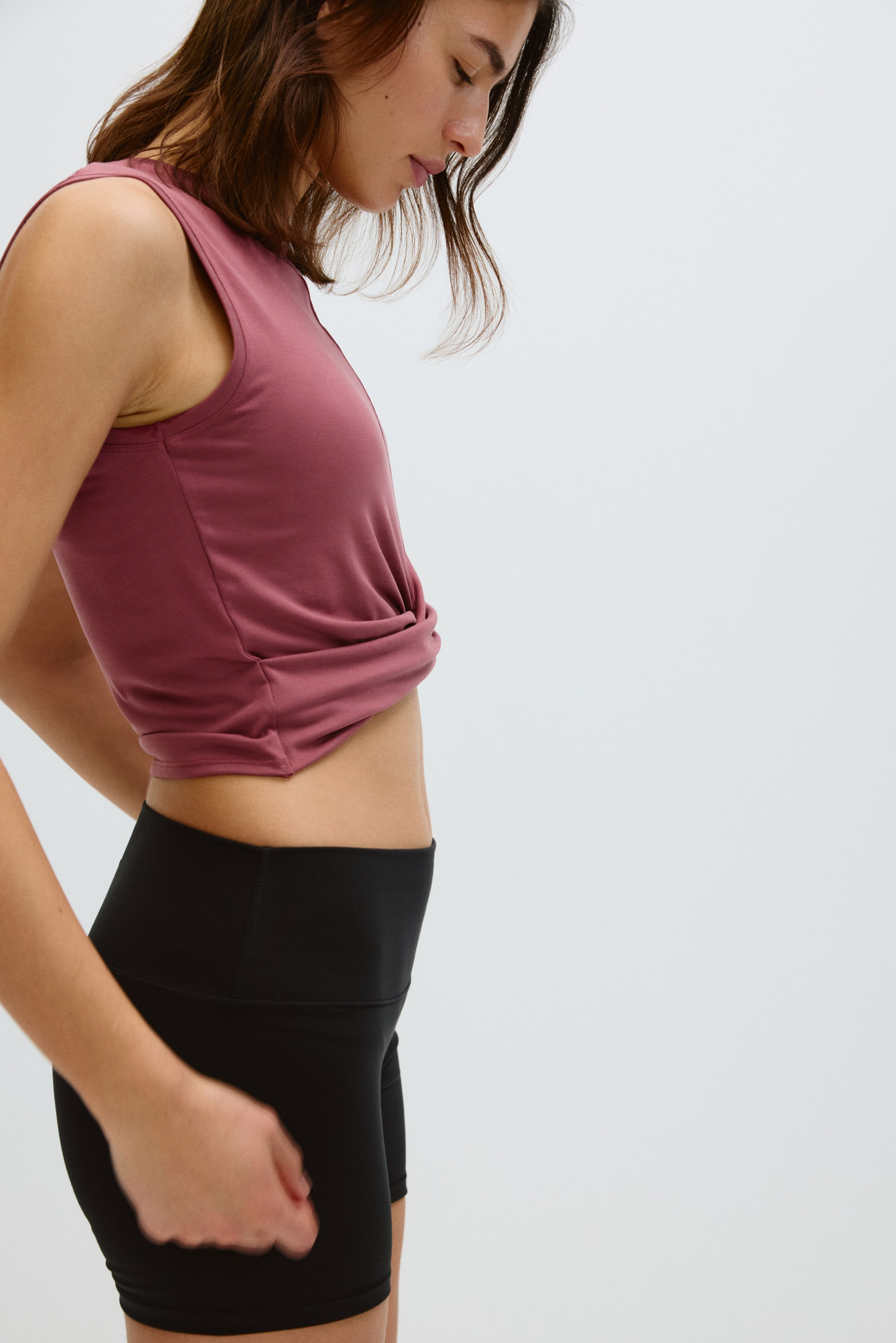Camisole de sport près du corps à détail torsadé