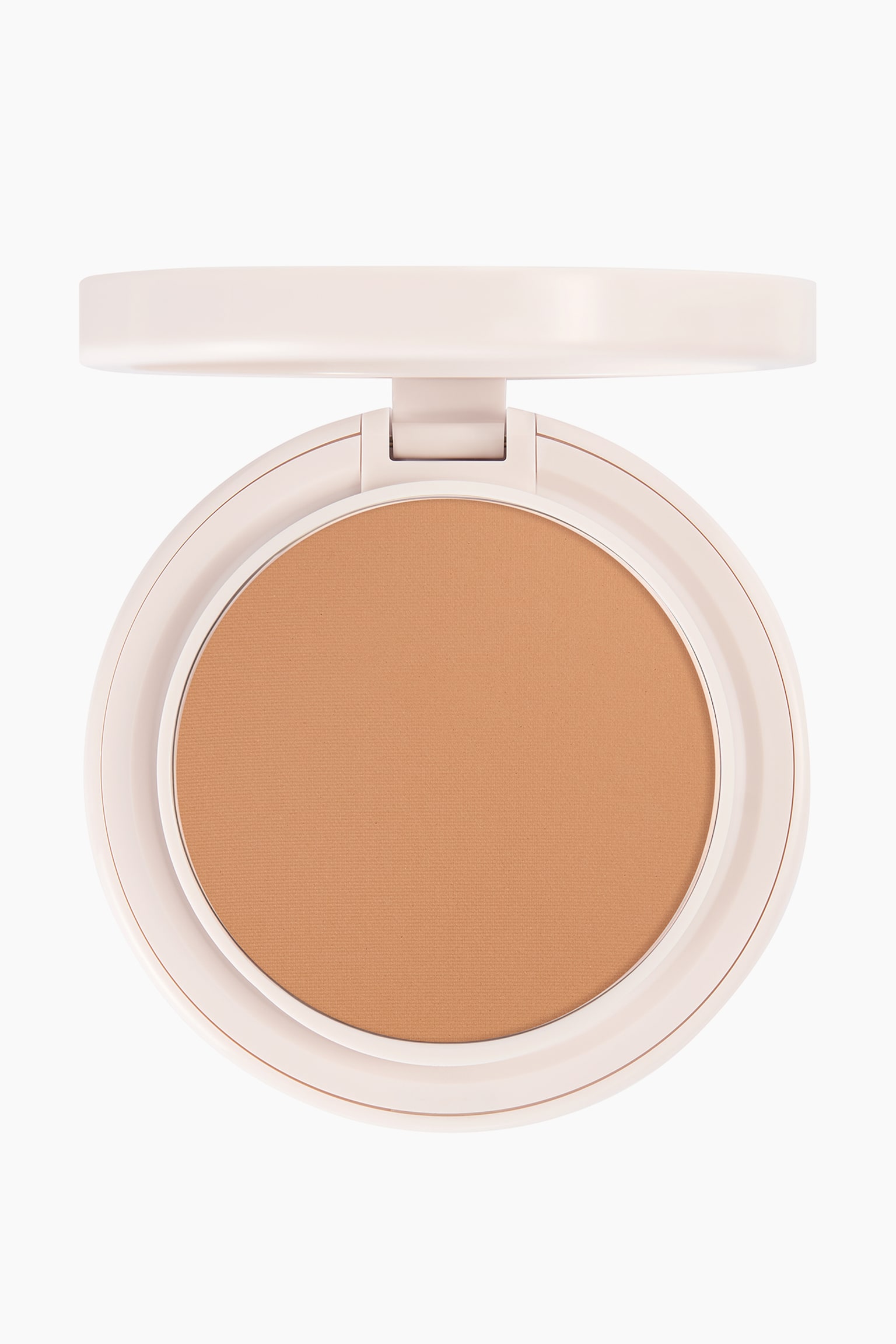 Natural Blur Powder Foundation ligger i ett Ã¶ppet, cirkulÃ¤rt kompaktfodral i ljusbeige, vÃ¤nt framÃ¥t, med locket uppfÃ¤llt uppÃ¥t fÃ¶r att visa ett jÃ¤mnt, pressat puder i en varm tan-nyans. - 1