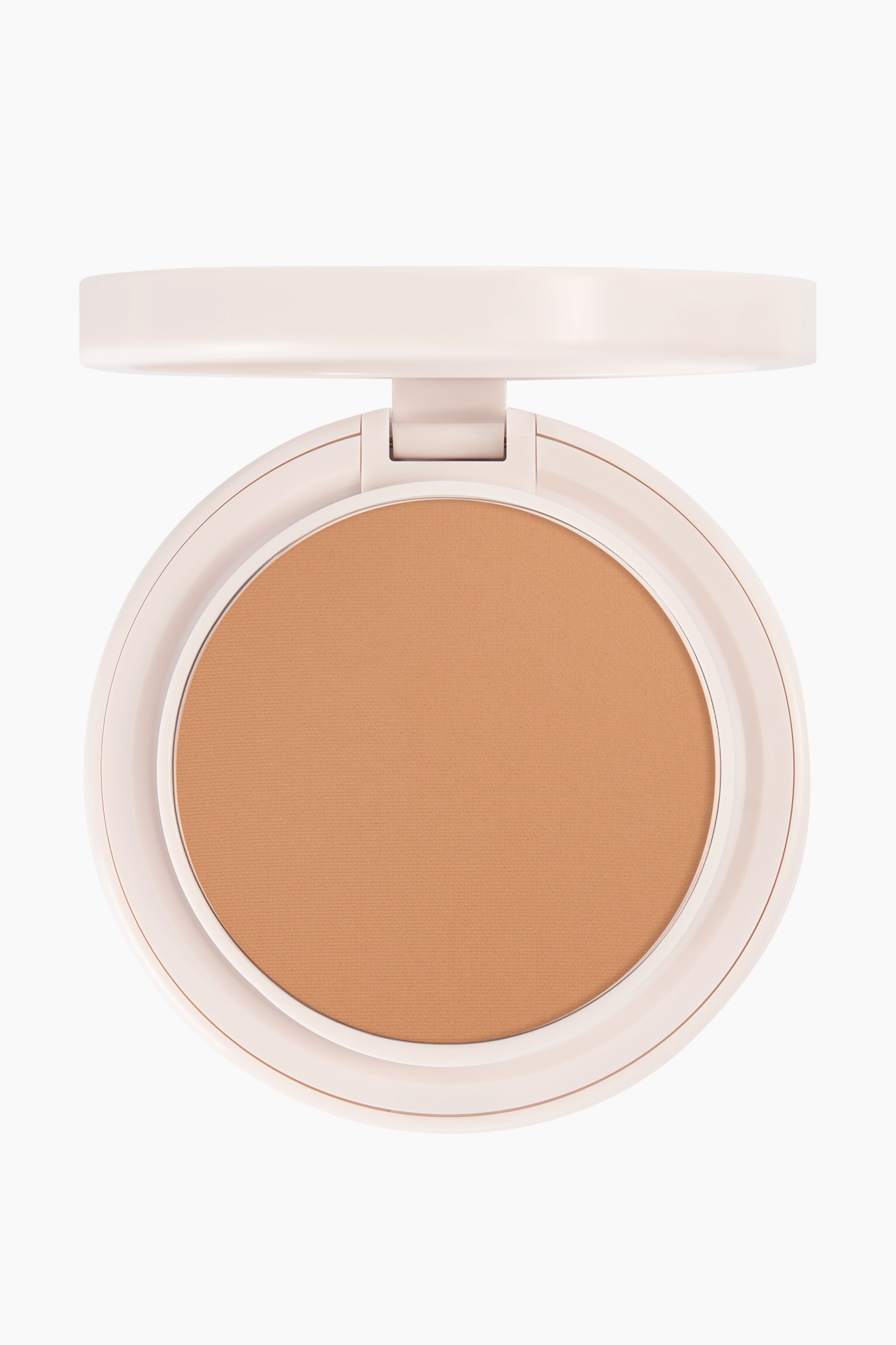 Se større billede: Natural Blur Powder Foundation ligger i et åbent, rundt, lys beige kompakt etui med forsiden vendt fremad, og låget er slået opad for at afsløre et glat, presset pudder i en varm tan-nuance.